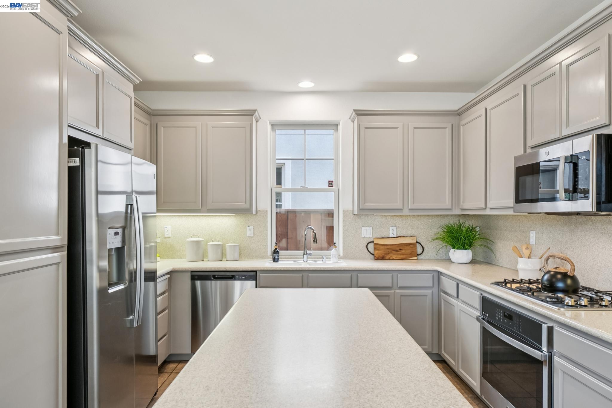 Detail Gallery Image 23 of 56 For 220 Hollister Avenue, Alameda,  CA 94501 - 3 Beds | 3 Baths