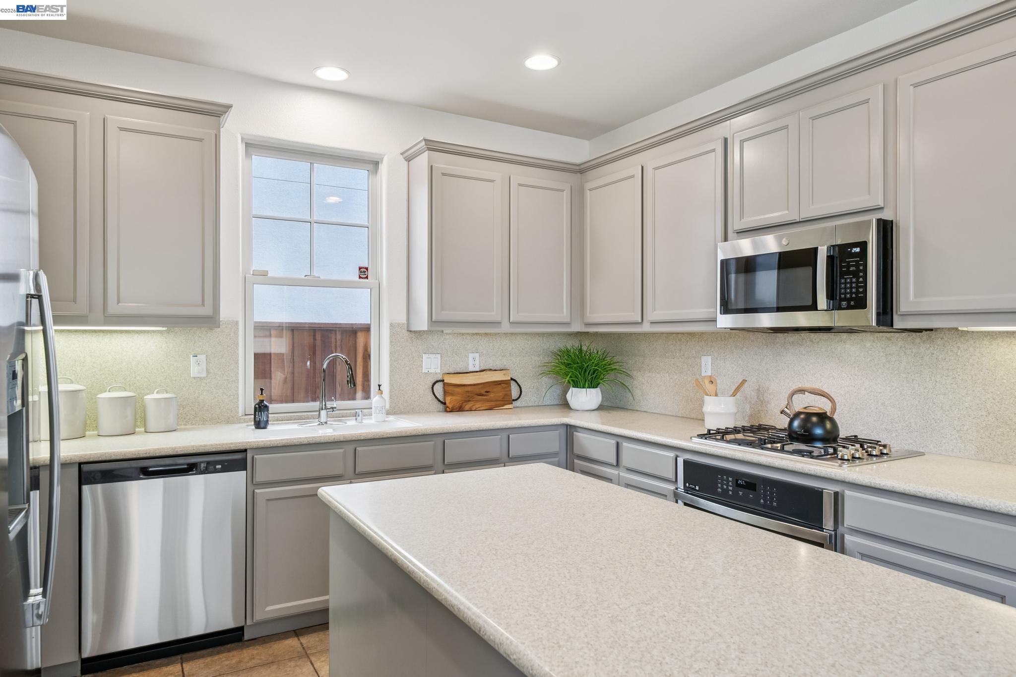 Detail Gallery Image 24 of 56 For 220 Hollister Avenue, Alameda,  CA 94501 - 3 Beds | 3 Baths