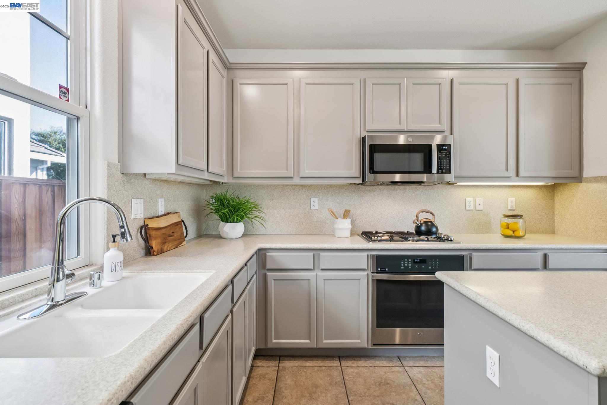 Detail Gallery Image 25 of 56 For 220 Hollister Avenue, Alameda,  CA 94501 - 3 Beds | 3 Baths