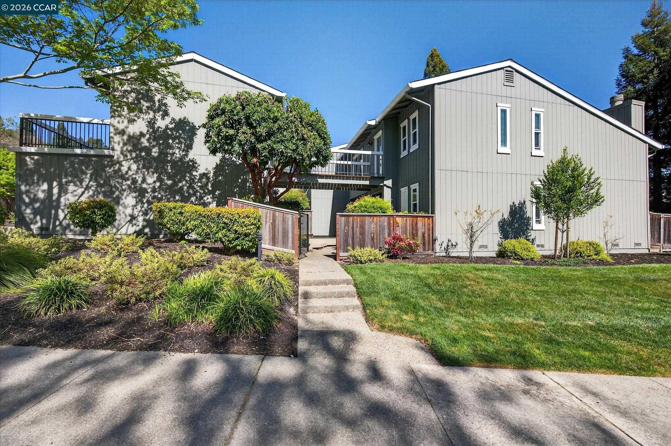 Detail Gallery Image 3 of 24 For 1736 Saint Andrews Dr, Moraga,  CA 94556 - 2 Beds | 2/1 Baths