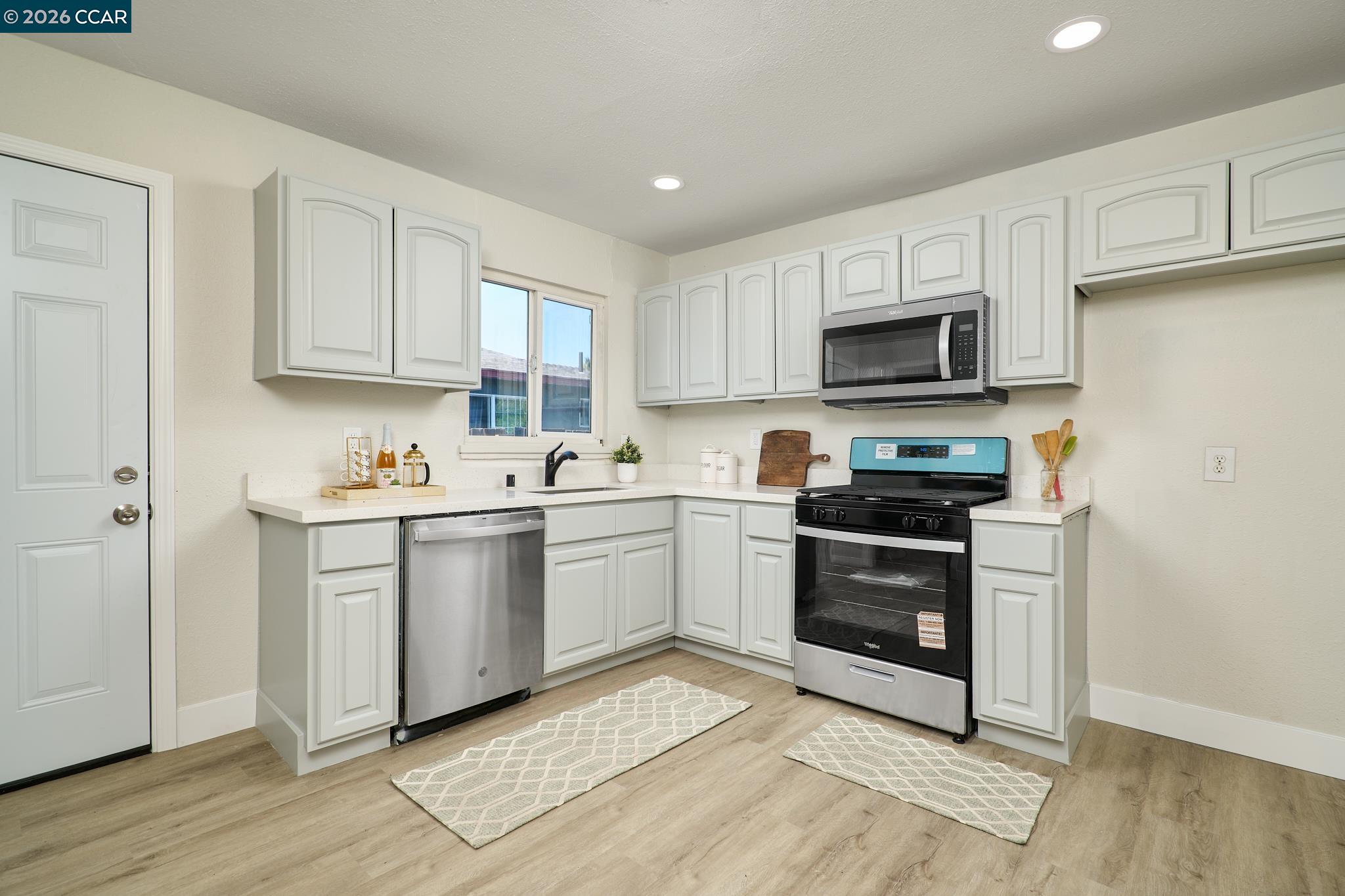 Detail Gallery Image 8 of 19 For 48 W Leland Rd, Pittsburg,  CA 94565 - 3 Beds | 1 Baths