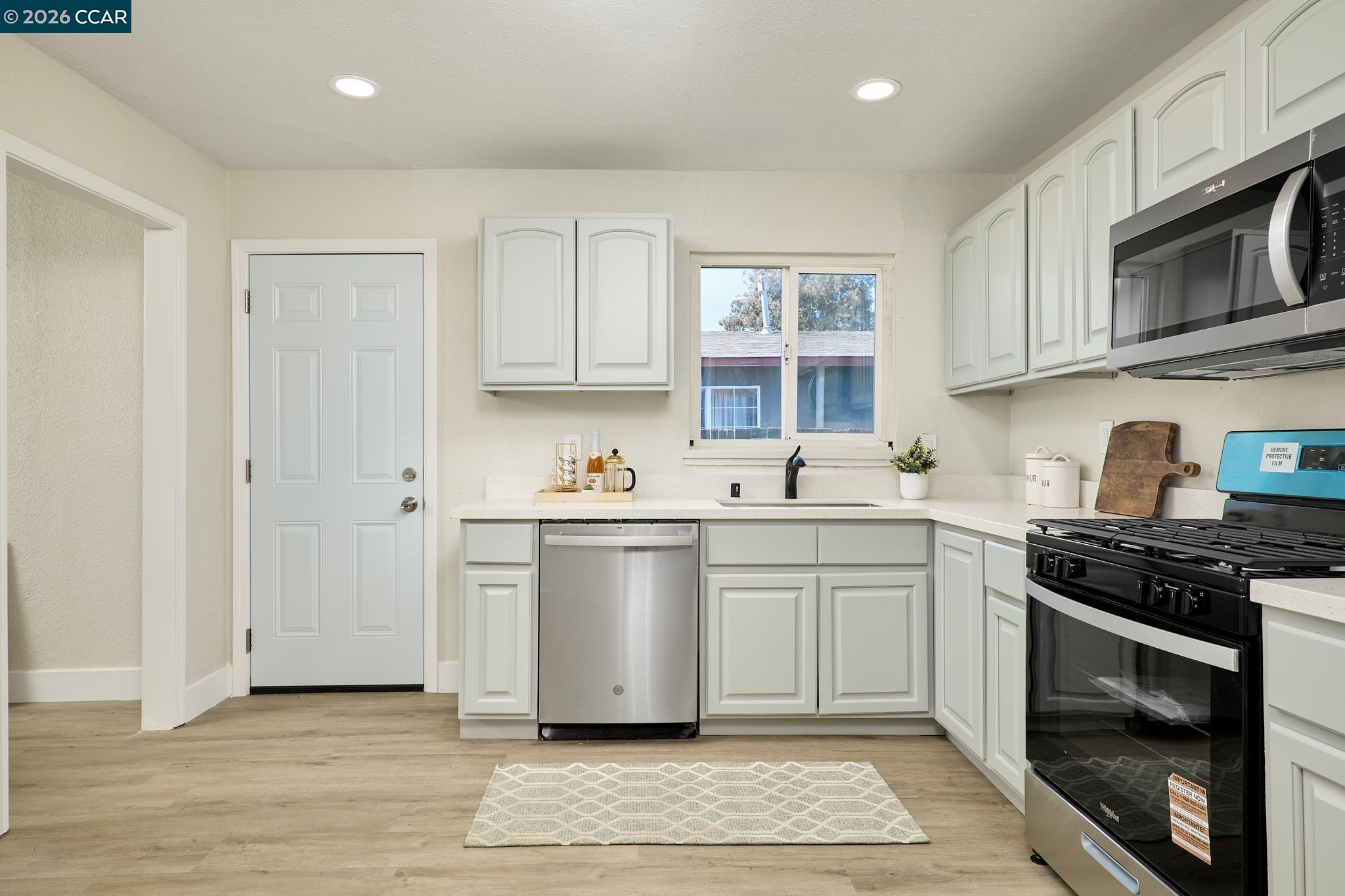 Detail Gallery Image 9 of 19 For 48 W Leland Rd, Pittsburg,  CA 94565 - 3 Beds | 1 Baths