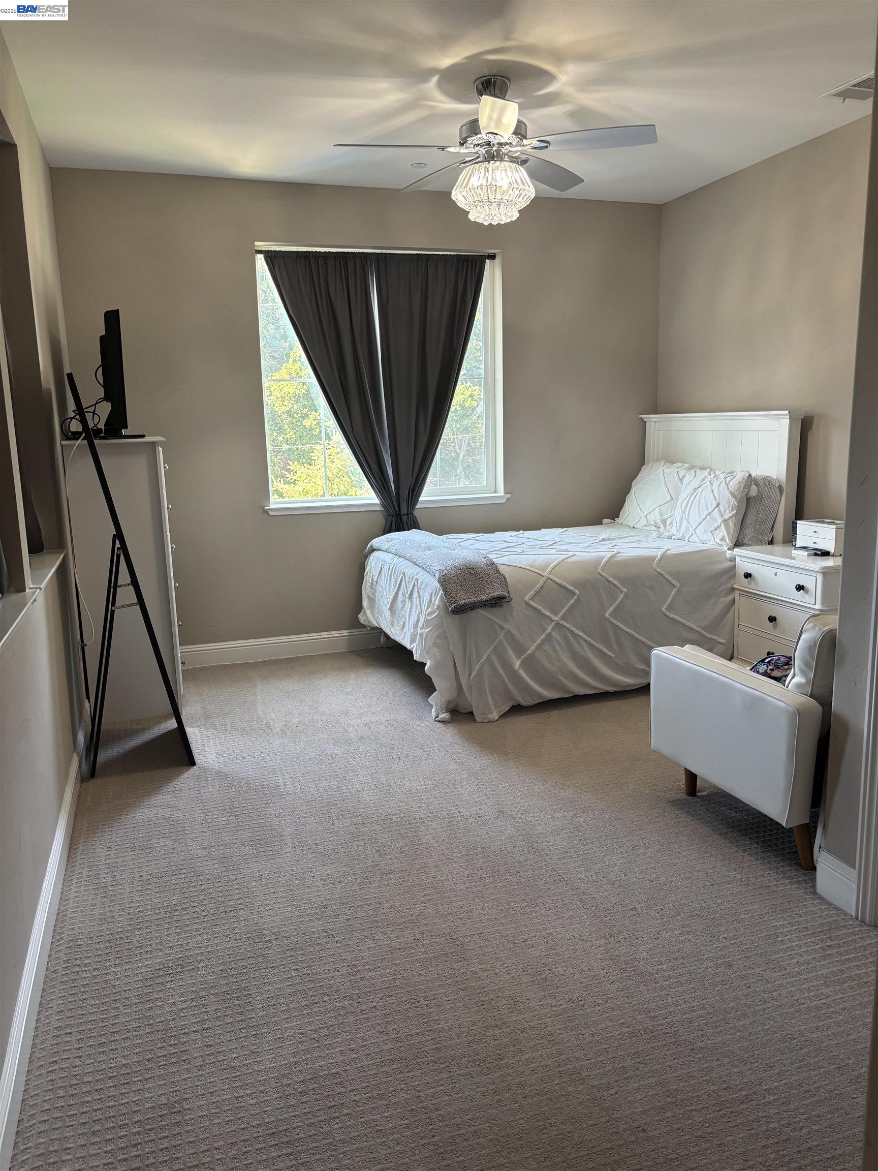 Detail Gallery Image 12 of 19 For 21 Withers Court, Lafayette,  CA 94549 - 5 Beds | 5/2 Baths