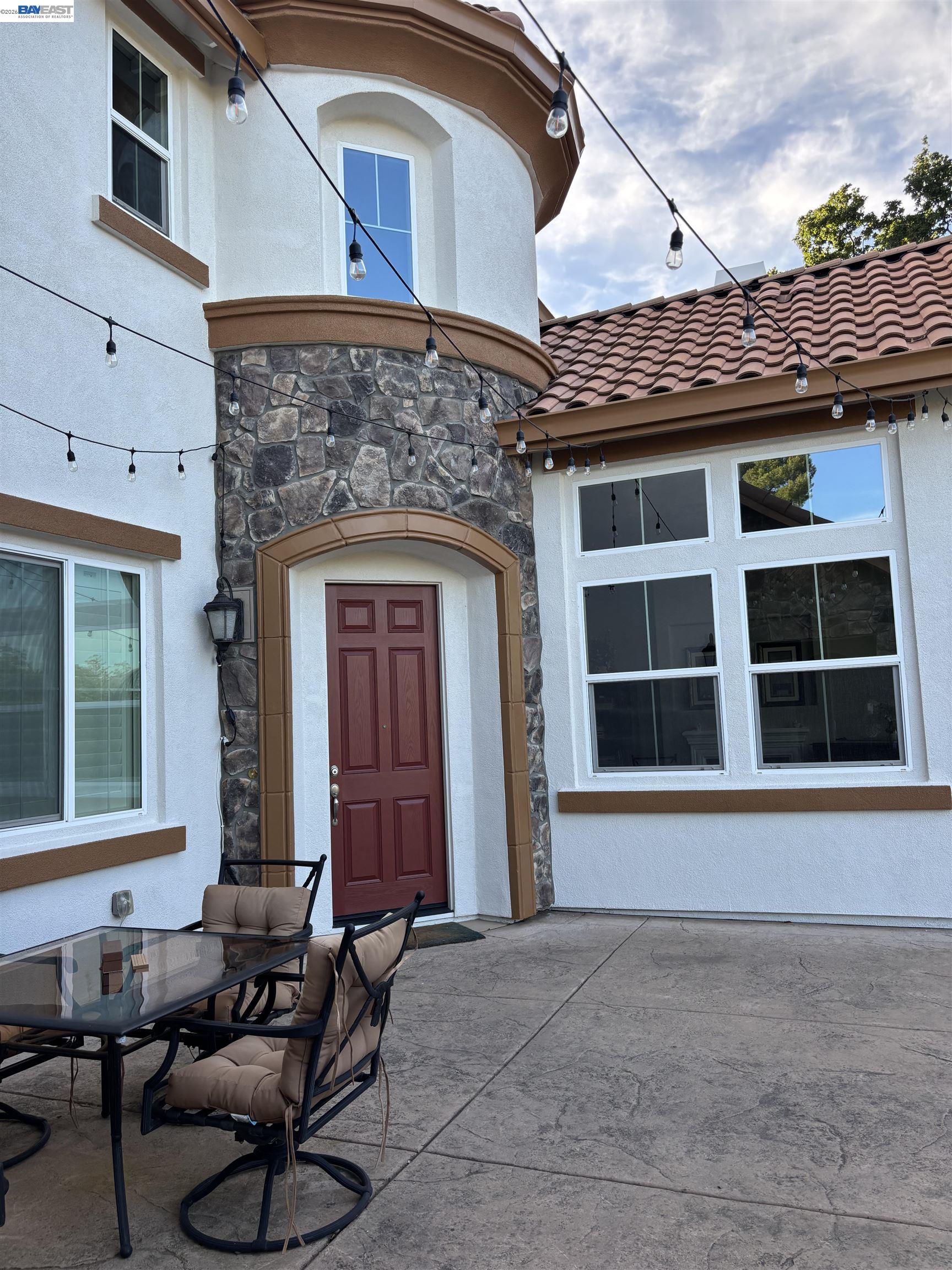 Detail Gallery Image 3 of 19 For 21 Withers Court, Lafayette,  CA 94549 - 5 Beds | 5/2 Baths