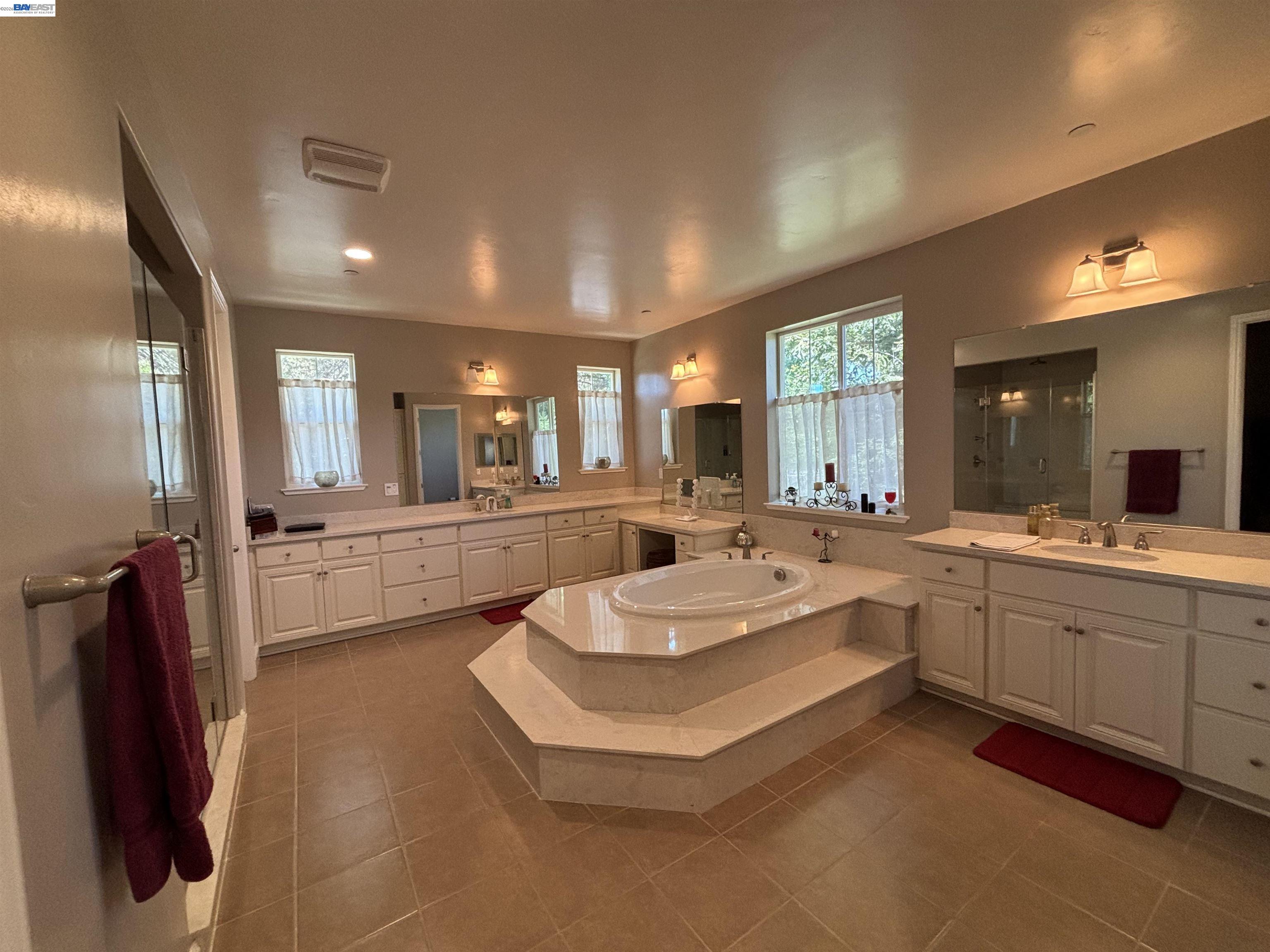 Detail Gallery Image 9 of 19 For 21 Withers Court, Lafayette,  CA 94549 - 5 Beds | 5/2 Baths