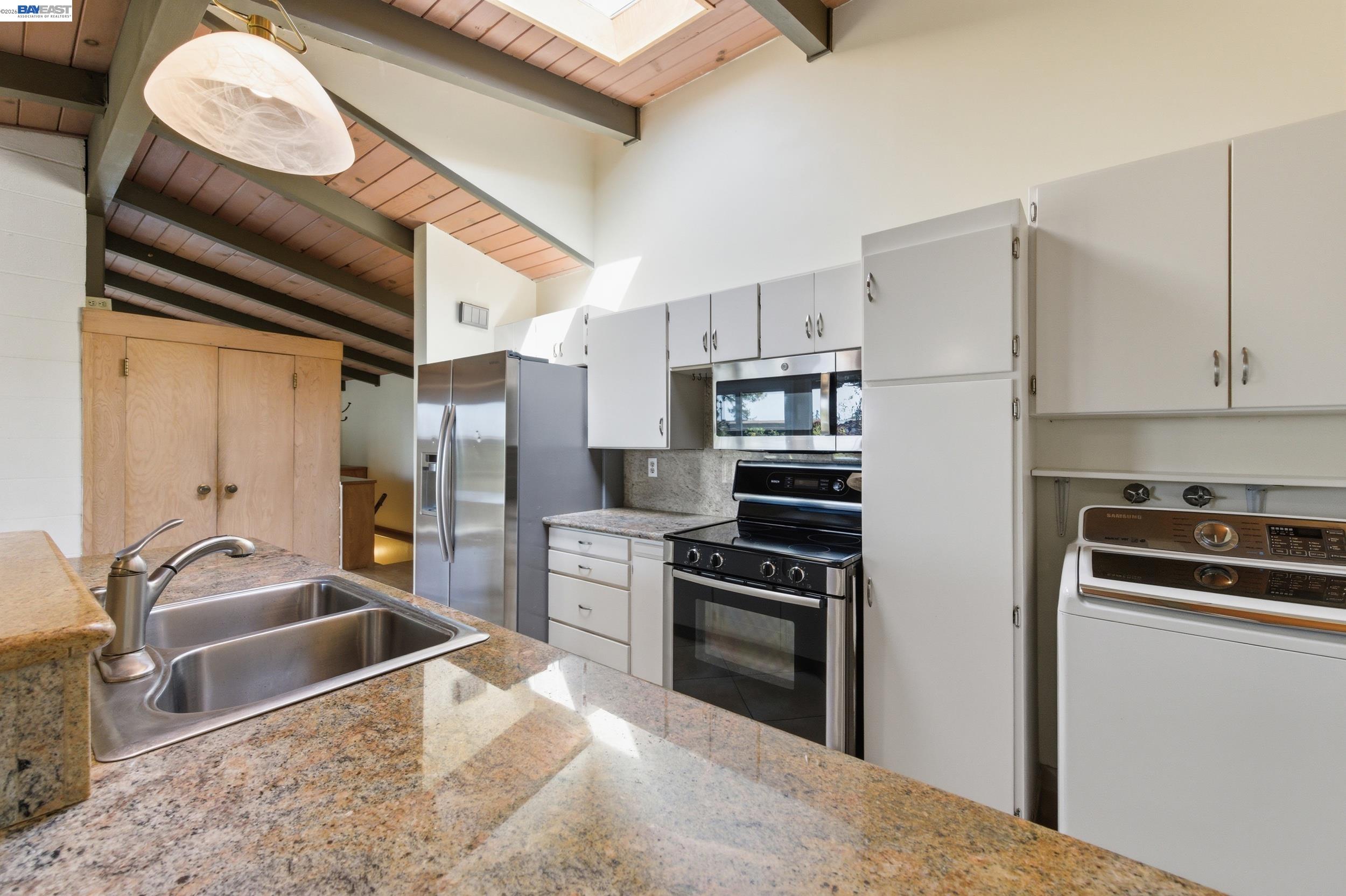 Detail Gallery Image 12 of 50 For 18602 Center St, Castro Valley,  CA 94546 - 3 Beds | 2 Baths