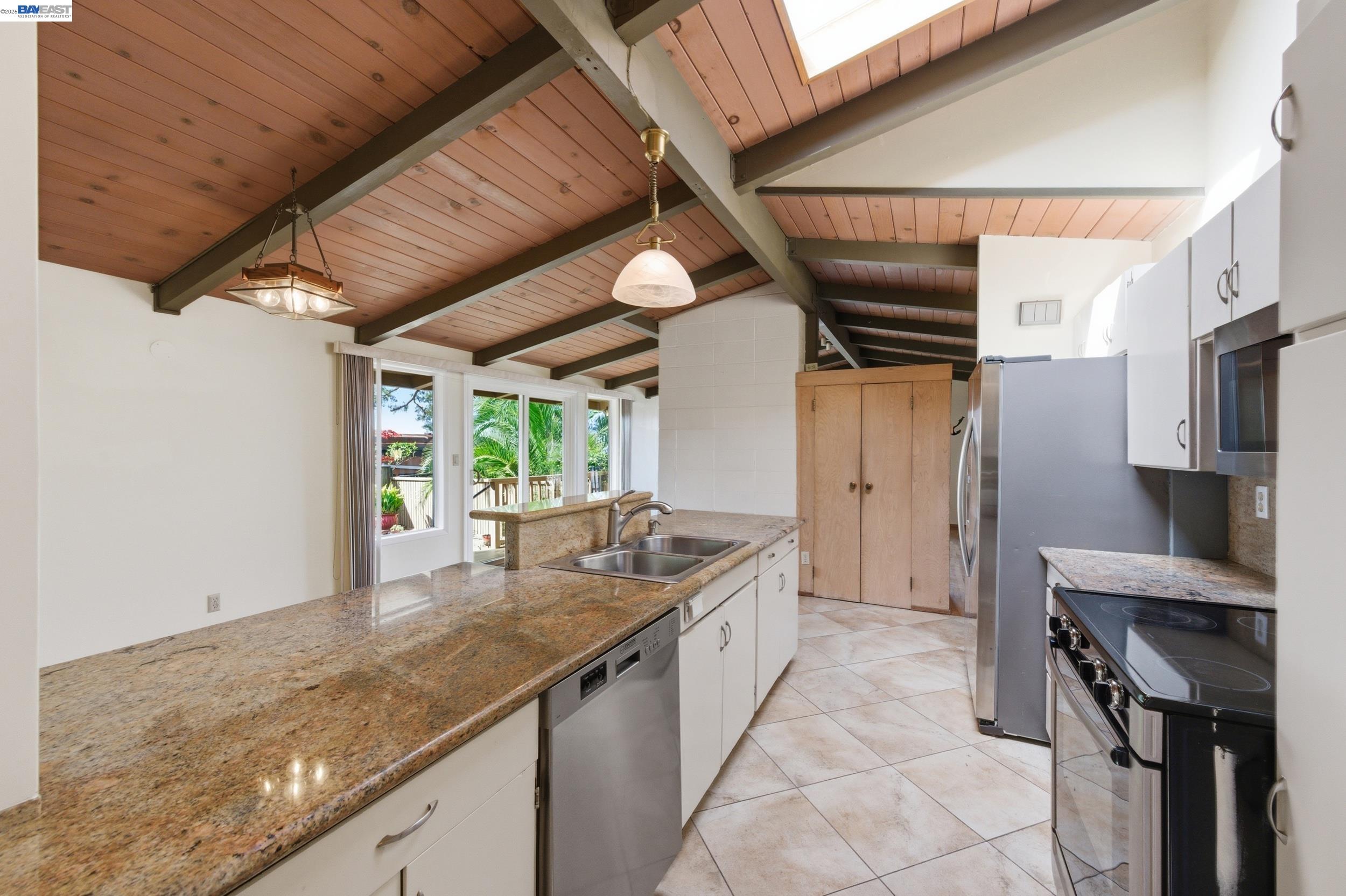 Detail Gallery Image 14 of 50 For 18602 Center St, Castro Valley,  CA 94546 - 3 Beds | 2 Baths