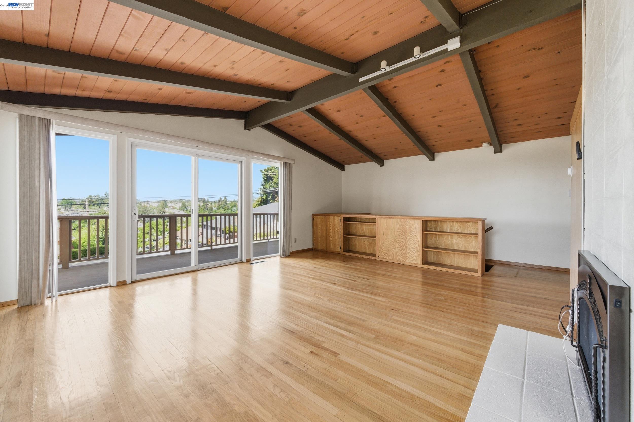 Detail Gallery Image 6 of 50 For 18602 Center St, Castro Valley,  CA 94546 - 3 Beds | 2 Baths