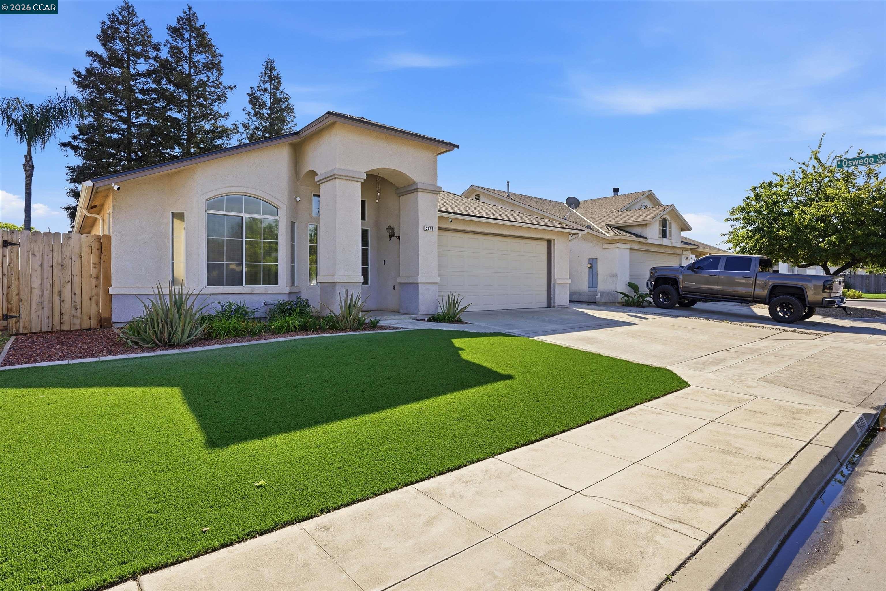 Detail Gallery Image 3 of 36 For 5640 N Wheeler Ave, Fresno,  CA 93722 - 4 Beds | 2 Baths