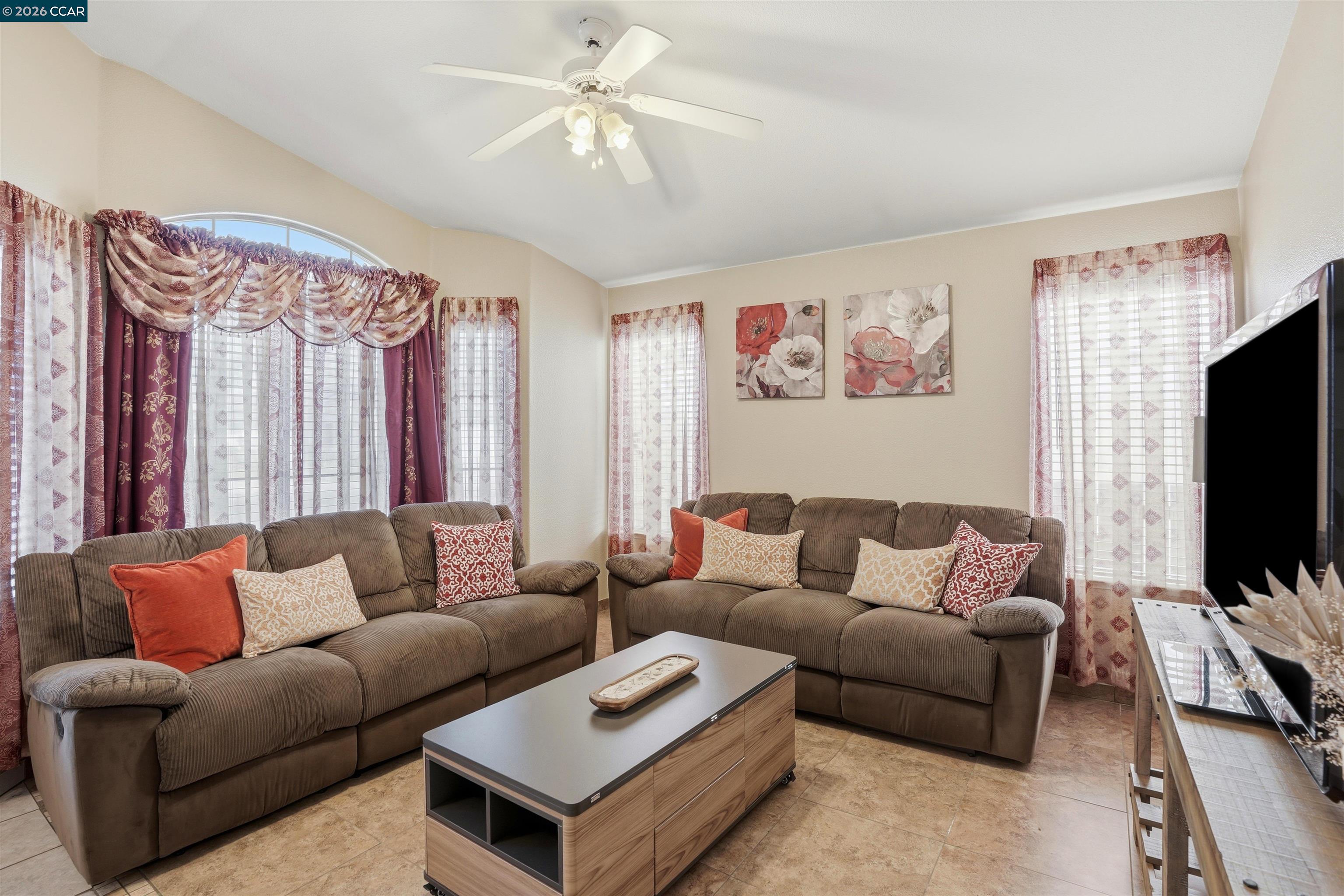 Detail Gallery Image 4 of 36 For 5640 N Wheeler Ave, Fresno,  CA 93722 - 4 Beds | 2 Baths