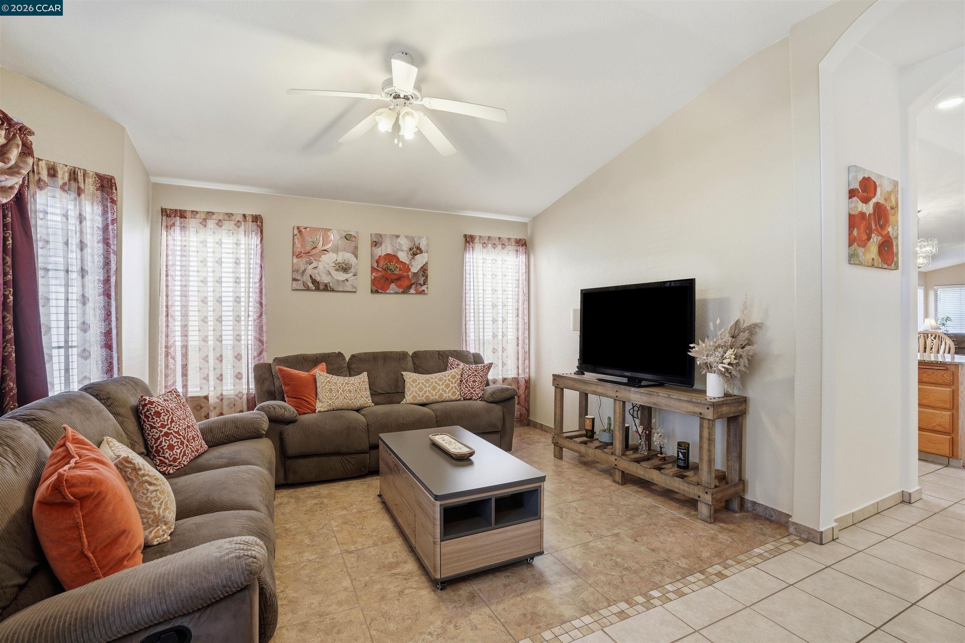 Detail Gallery Image 5 of 36 For 5640 N Wheeler Ave, Fresno,  CA 93722 - 4 Beds | 2 Baths