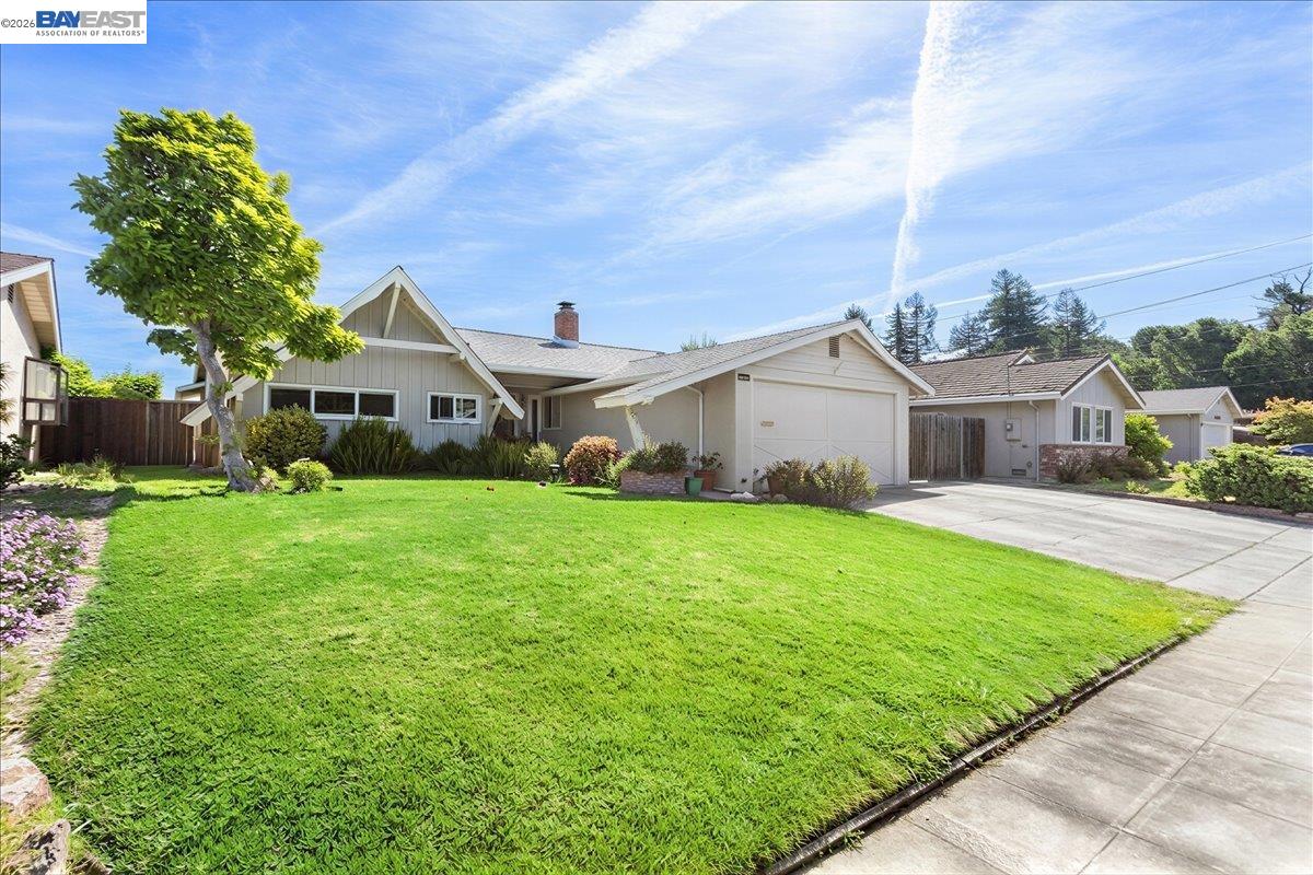 Detail Gallery Image 2 of 25 For 21330 Kahlert St, Castro Valley,  CA 94546 - 3 Beds | 2 Baths