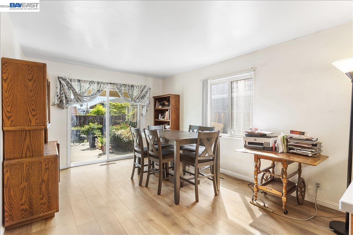 Detail Gallery Image 9 of 25 For 21330 Kahlert St, Castro Valley,  CA 94546 - 3 Beds | 2 Baths