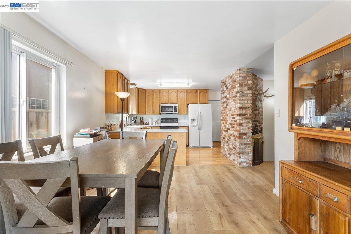 Detail Gallery Image 11 of 25 For 21330 Kahlert St, Castro Valley,  CA 94546 - 3 Beds | 2 Baths