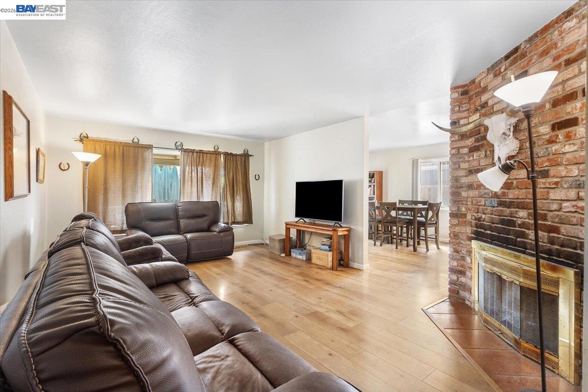 Detail Gallery Image 3 of 25 For 21330 Kahlert St, Castro Valley,  CA 94546 - 3 Beds | 2 Baths