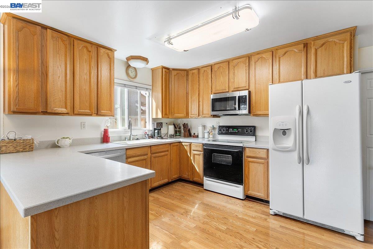 Detail Gallery Image 6 of 25 For 21330 Kahlert St, Castro Valley,  CA 94546 - 3 Beds | 2 Baths