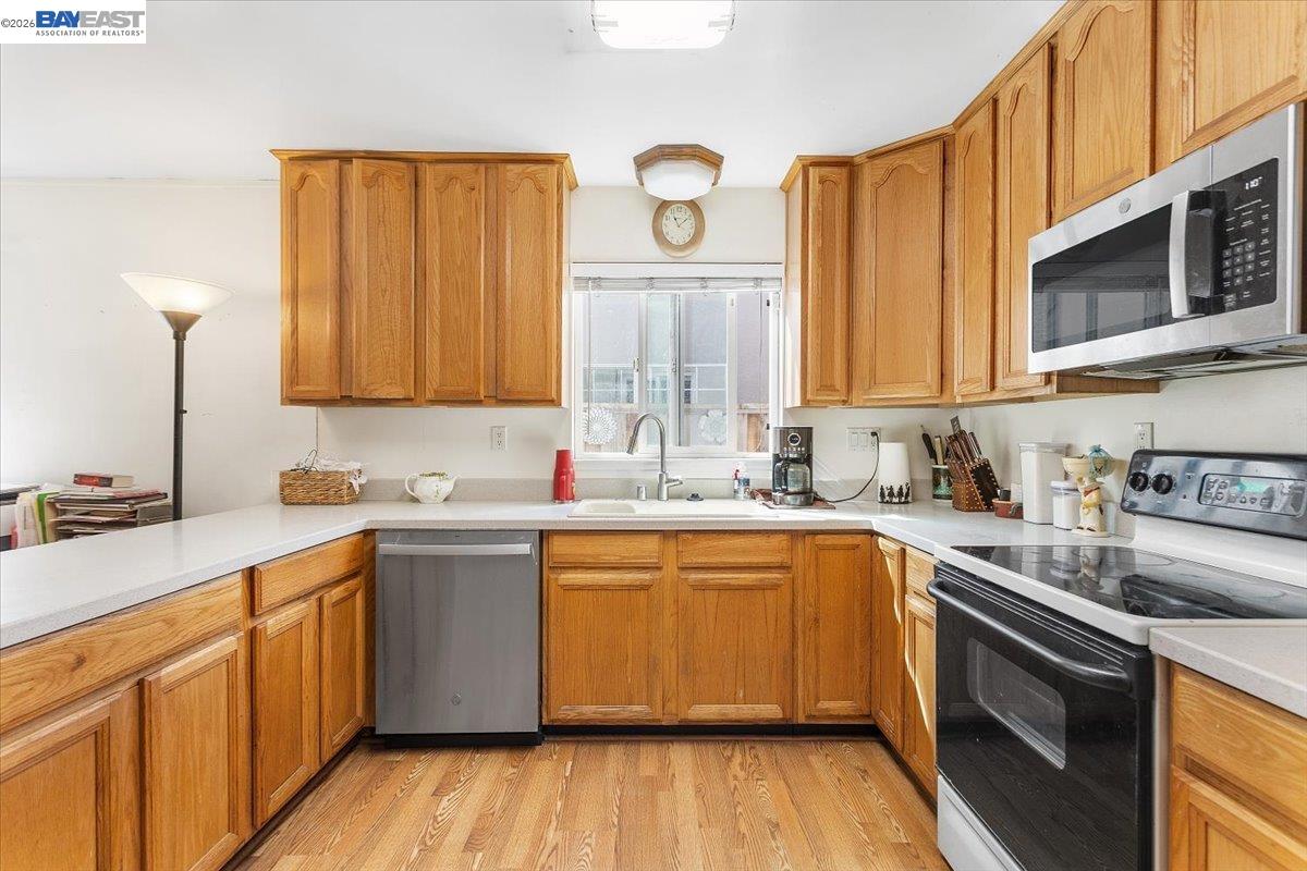 Detail Gallery Image 7 of 25 For 21330 Kahlert St, Castro Valley,  CA 94546 - 3 Beds | 2 Baths