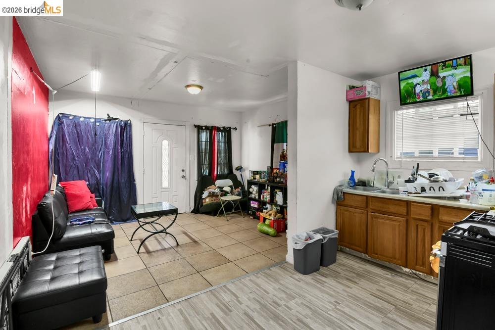 Detail Gallery Image 3 of 6 For 1090 70th Ave, Oakland,  CA 94621 - 2 Beds | 1 Baths