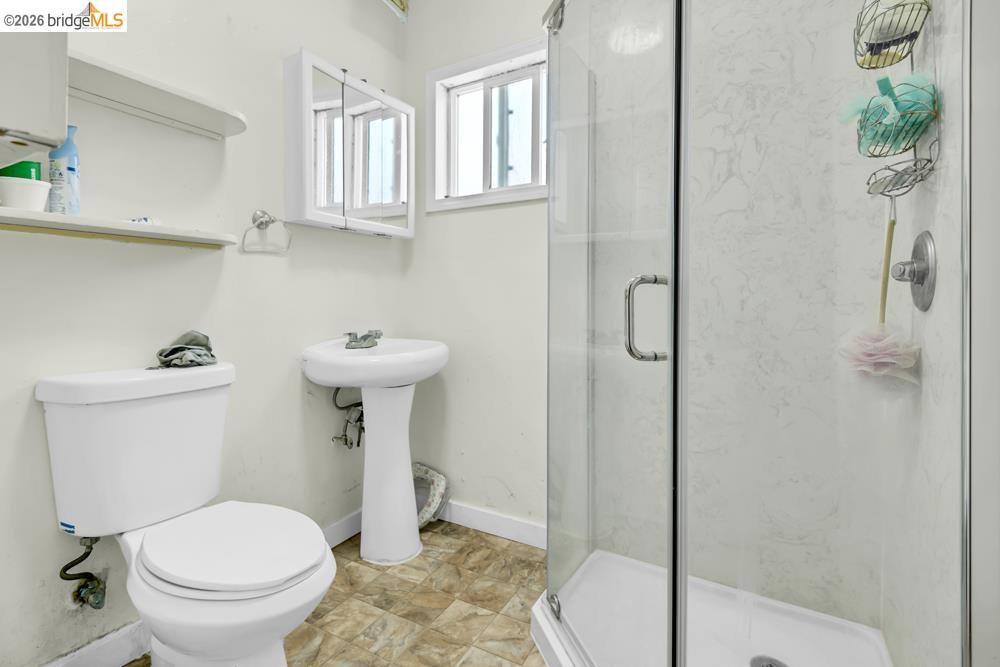 Detail Gallery Image 5 of 6 For 1090 70th Ave, Oakland,  CA 94621 - 2 Beds | 1 Baths