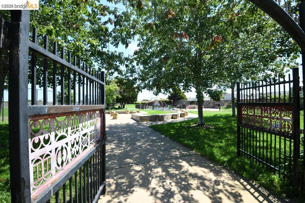 Detail Gallery Image 6 of 6 For 1090 70th Ave, Oakland,  CA 94621 - 2 Beds | 1 Baths