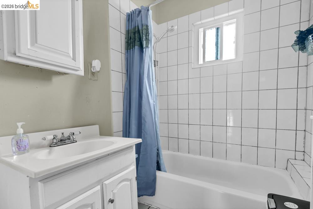 Detail Gallery Image 6 of 10 For 1440 76th Ave, Oakland,  CA 94621 - 2 Beds | 1 Baths