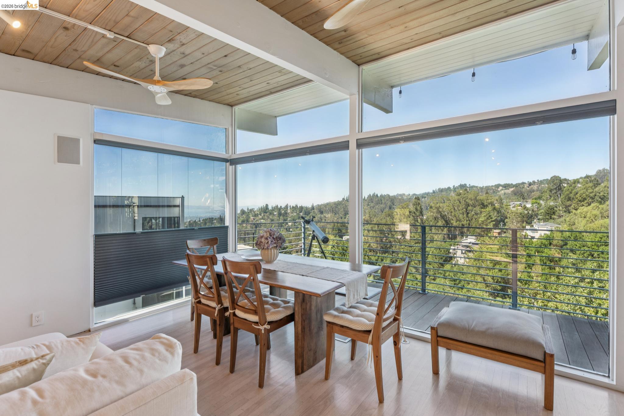 Detail Gallery Image 11 of 57 For 6733 Snake Rd, Oakland,  CA 94611 - 3 Beds | 2 Baths