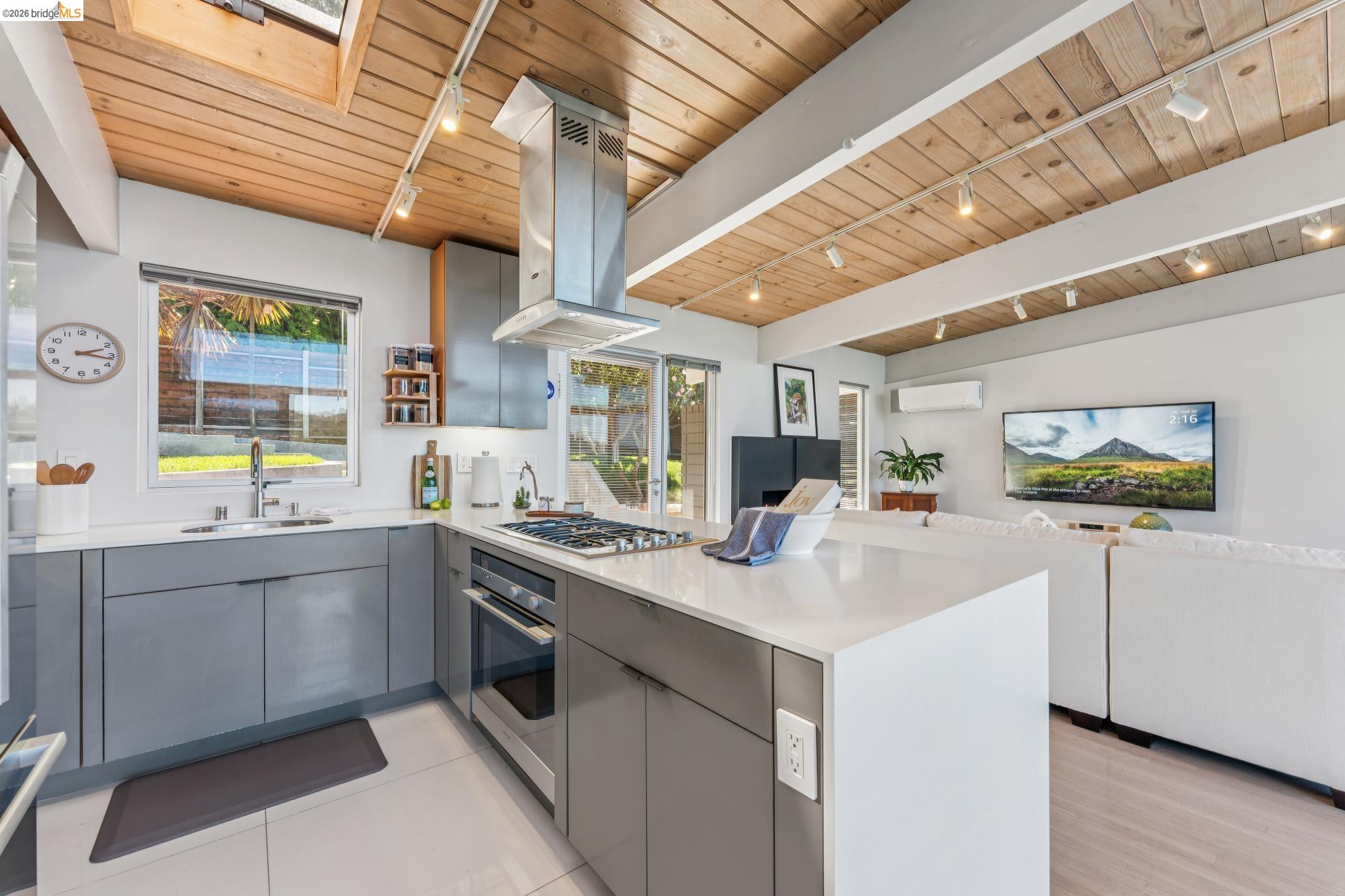 Detail Gallery Image 13 of 57 For 6733 Snake Rd, Oakland,  CA 94611 - 3 Beds | 2 Baths