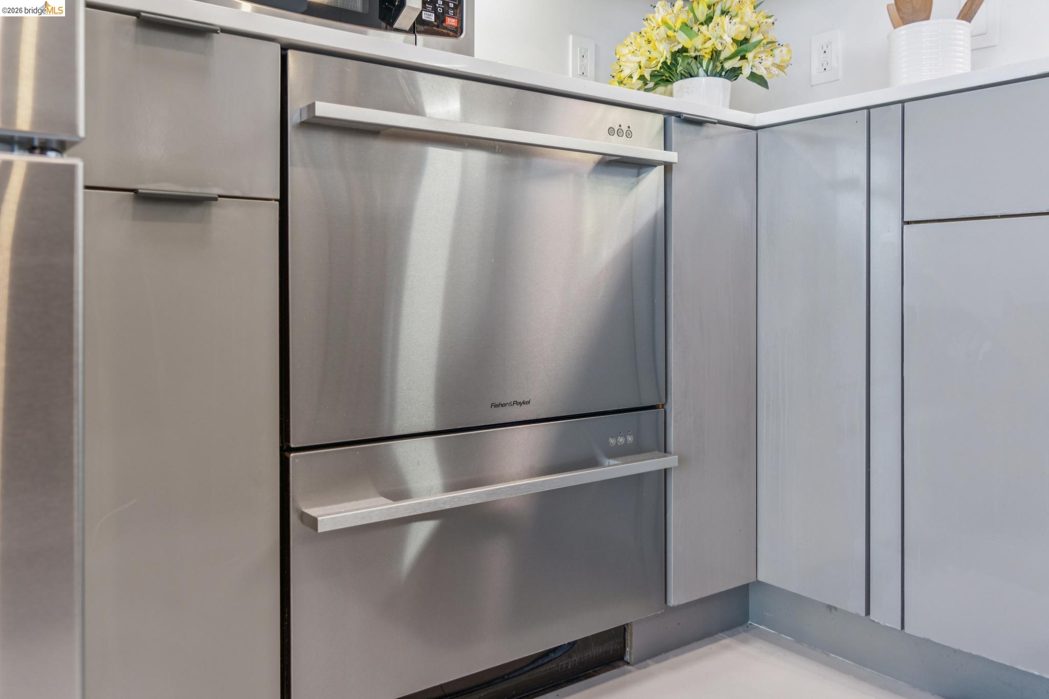 Detail Gallery Image 15 of 57 For 6733 Snake Rd, Oakland,  CA 94611 - 3 Beds | 2 Baths