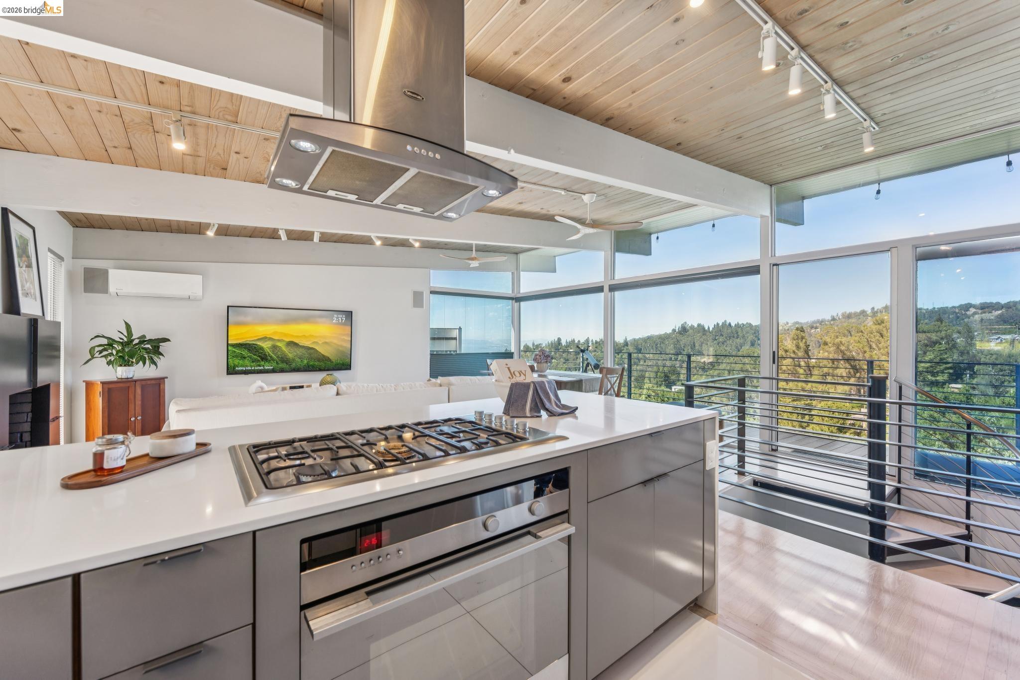 Detail Gallery Image 16 of 57 For 6733 Snake Rd, Oakland,  CA 94611 - 3 Beds | 2 Baths