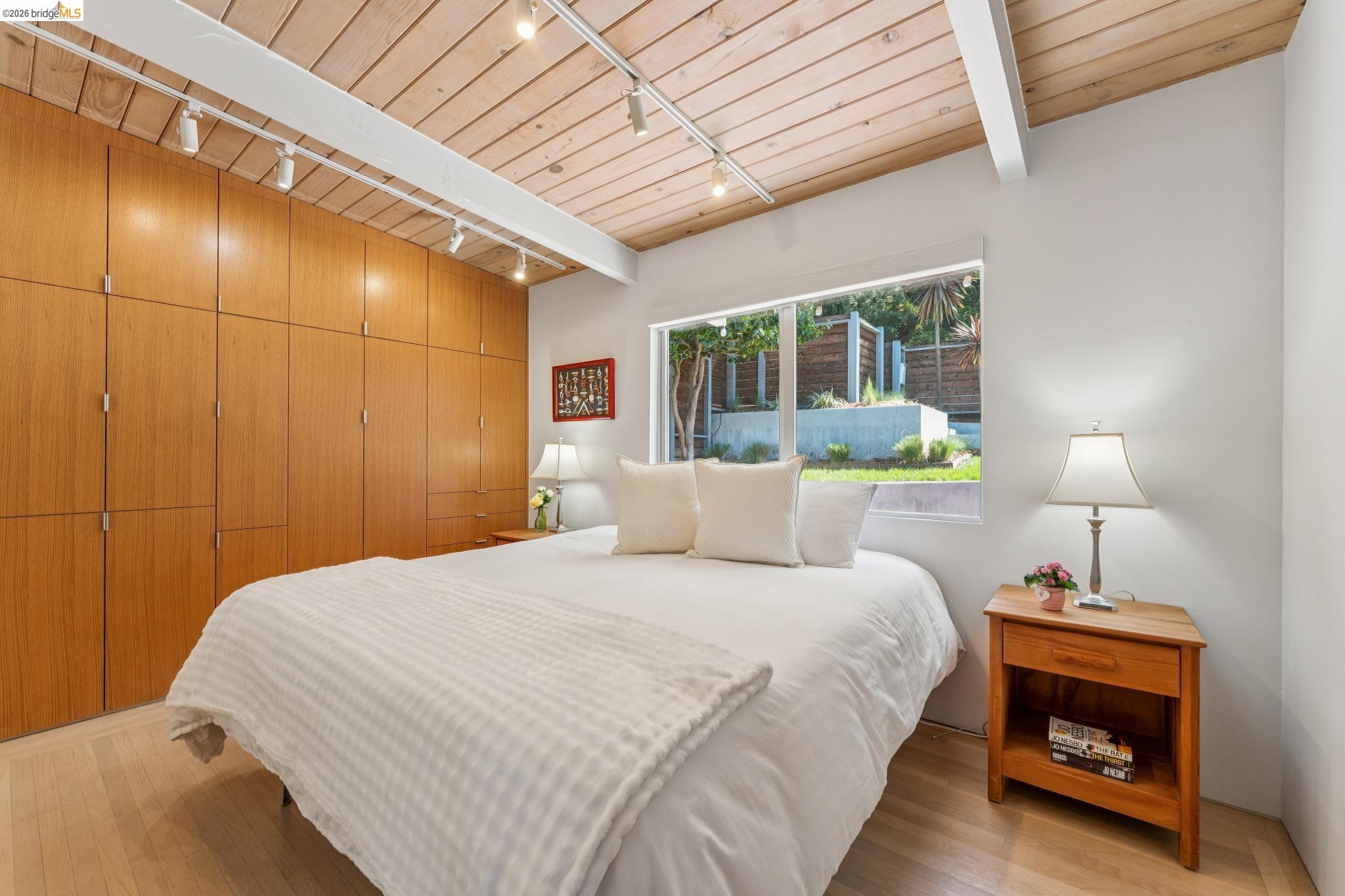 Detail Gallery Image 17 of 57 For 6733 Snake Rd, Oakland,  CA 94611 - 3 Beds | 2 Baths