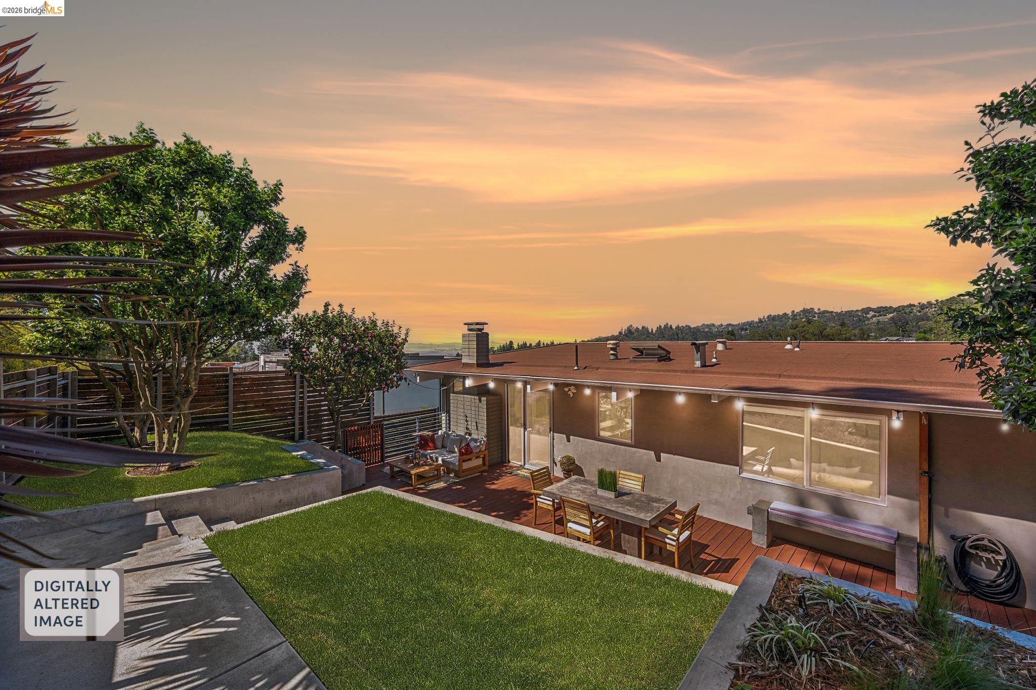 Detail Gallery Image 3 of 57 For 6733 Snake Rd, Oakland,  CA 94611 - 3 Beds | 2 Baths