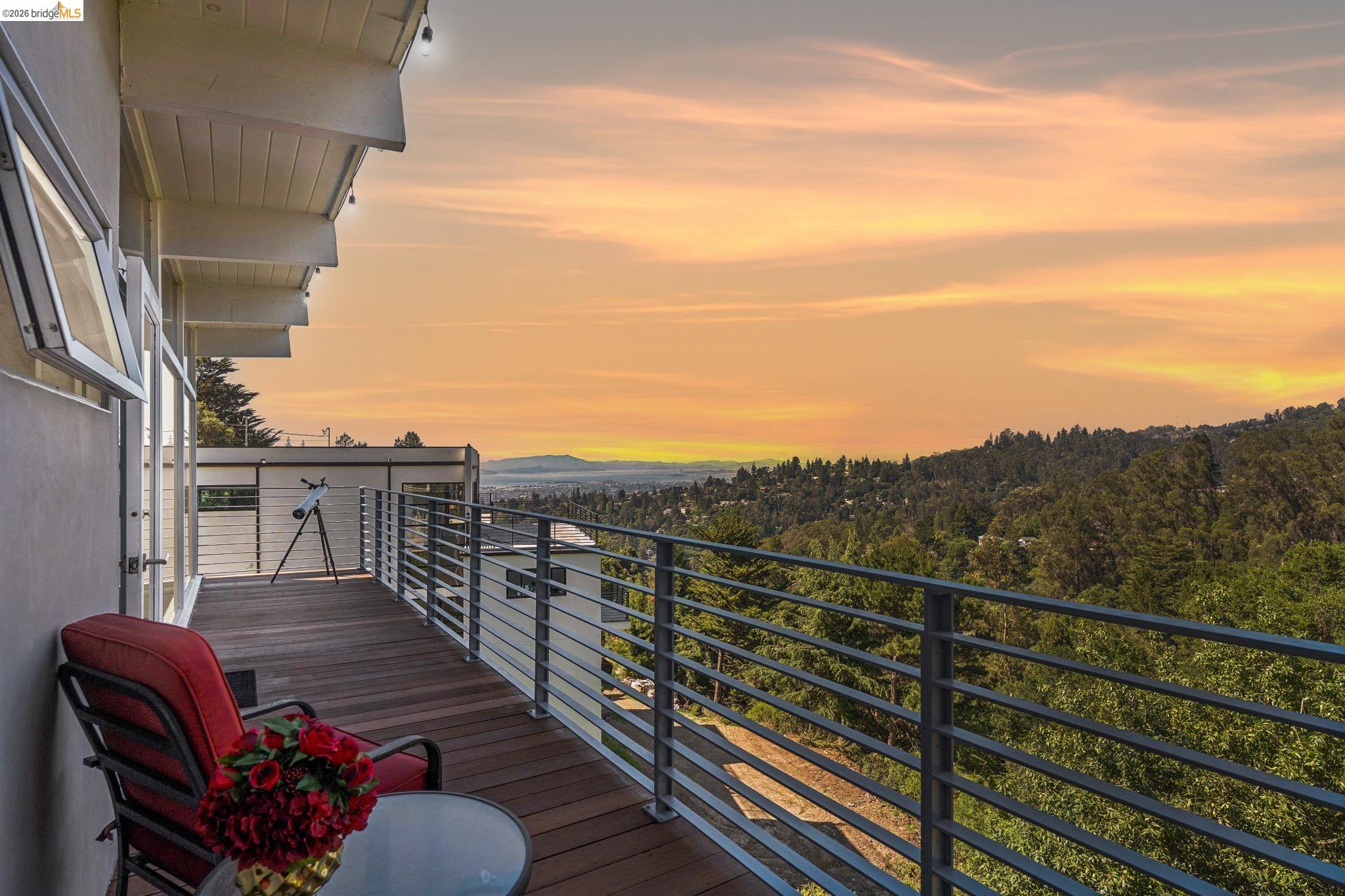 Detail Gallery Image 23 of 57 For 6733 Snake Rd, Oakland,  CA 94611 - 3 Beds | 2 Baths