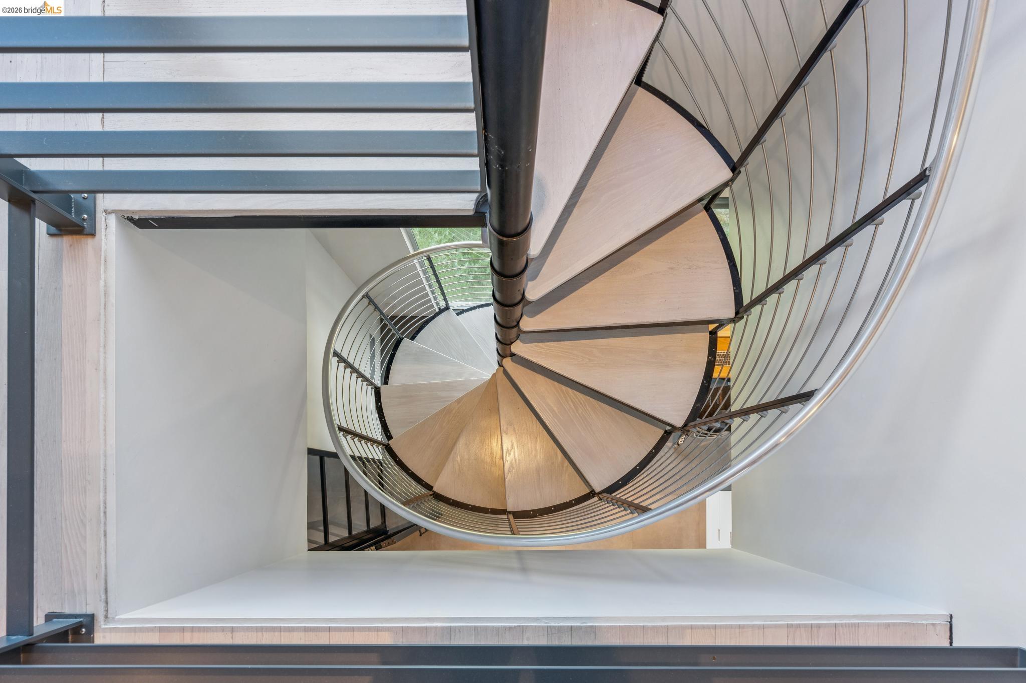 Detail Gallery Image 24 of 57 For 6733 Snake Rd, Oakland,  CA 94611 - 3 Beds | 2 Baths