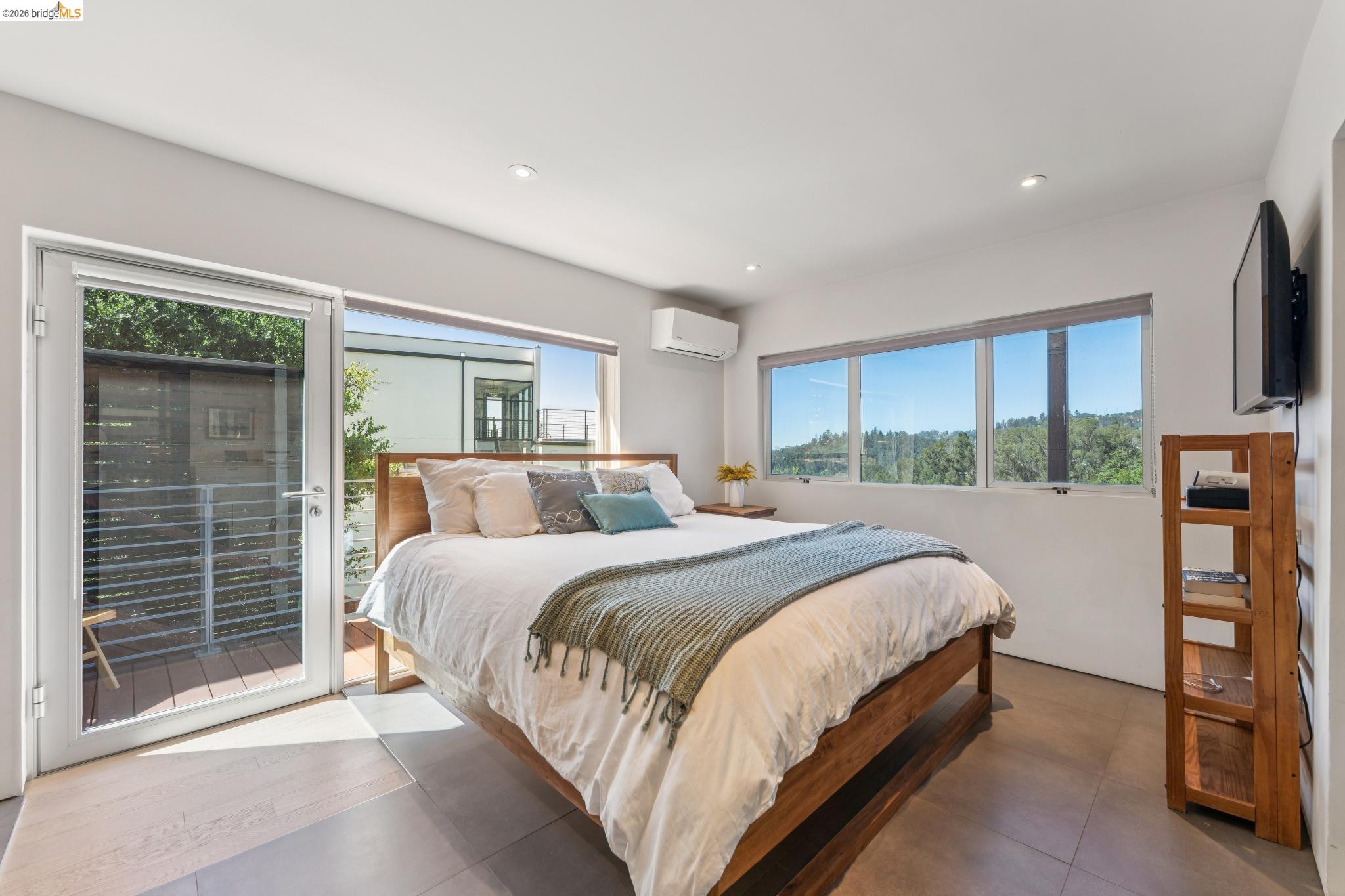 Detail Gallery Image 27 of 57 For 6733 Snake Rd, Oakland,  CA 94611 - 3 Beds | 2 Baths