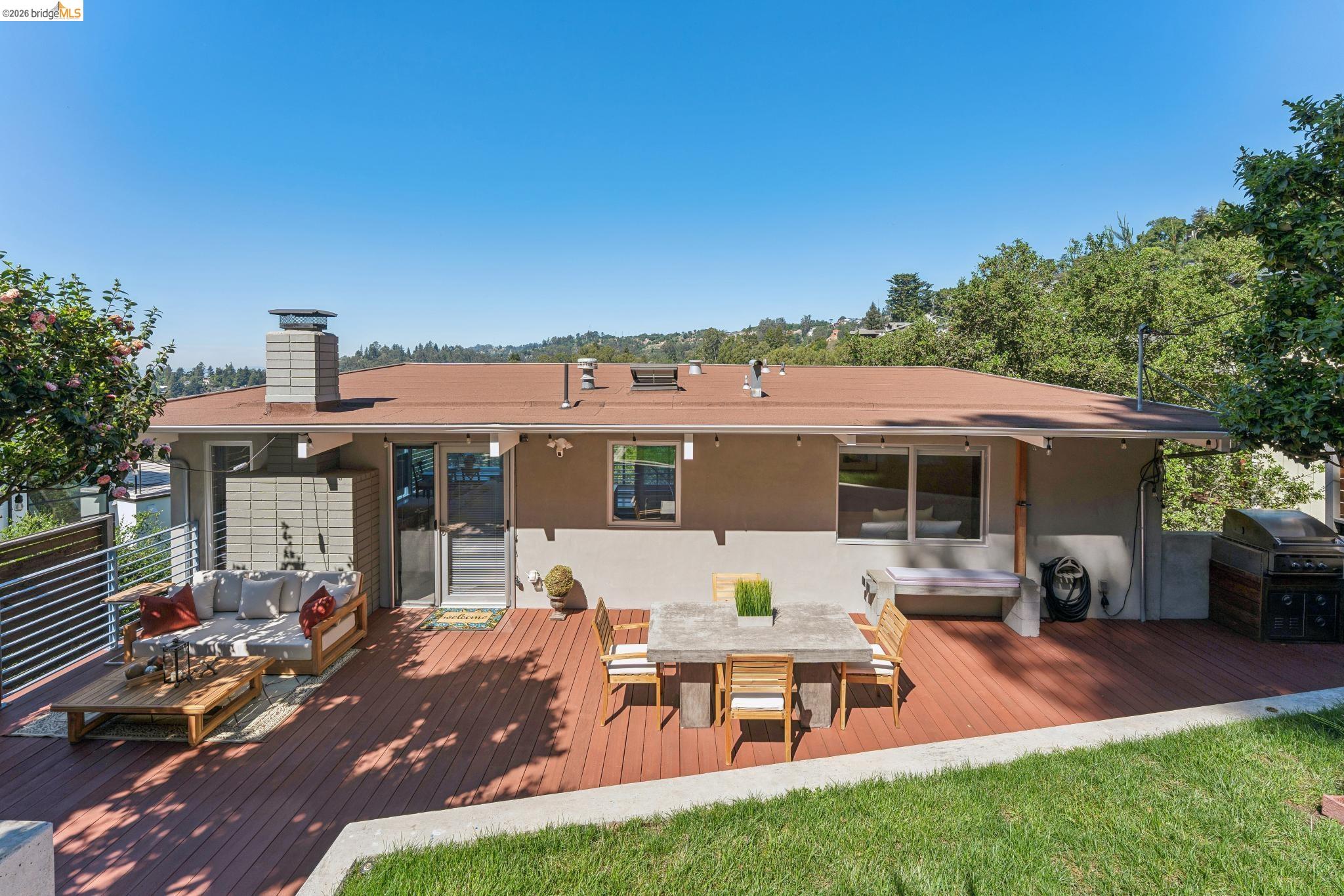 Detail Gallery Image 4 of 57 For 6733 Snake Rd, Oakland,  CA 94611 - 3 Beds | 2 Baths