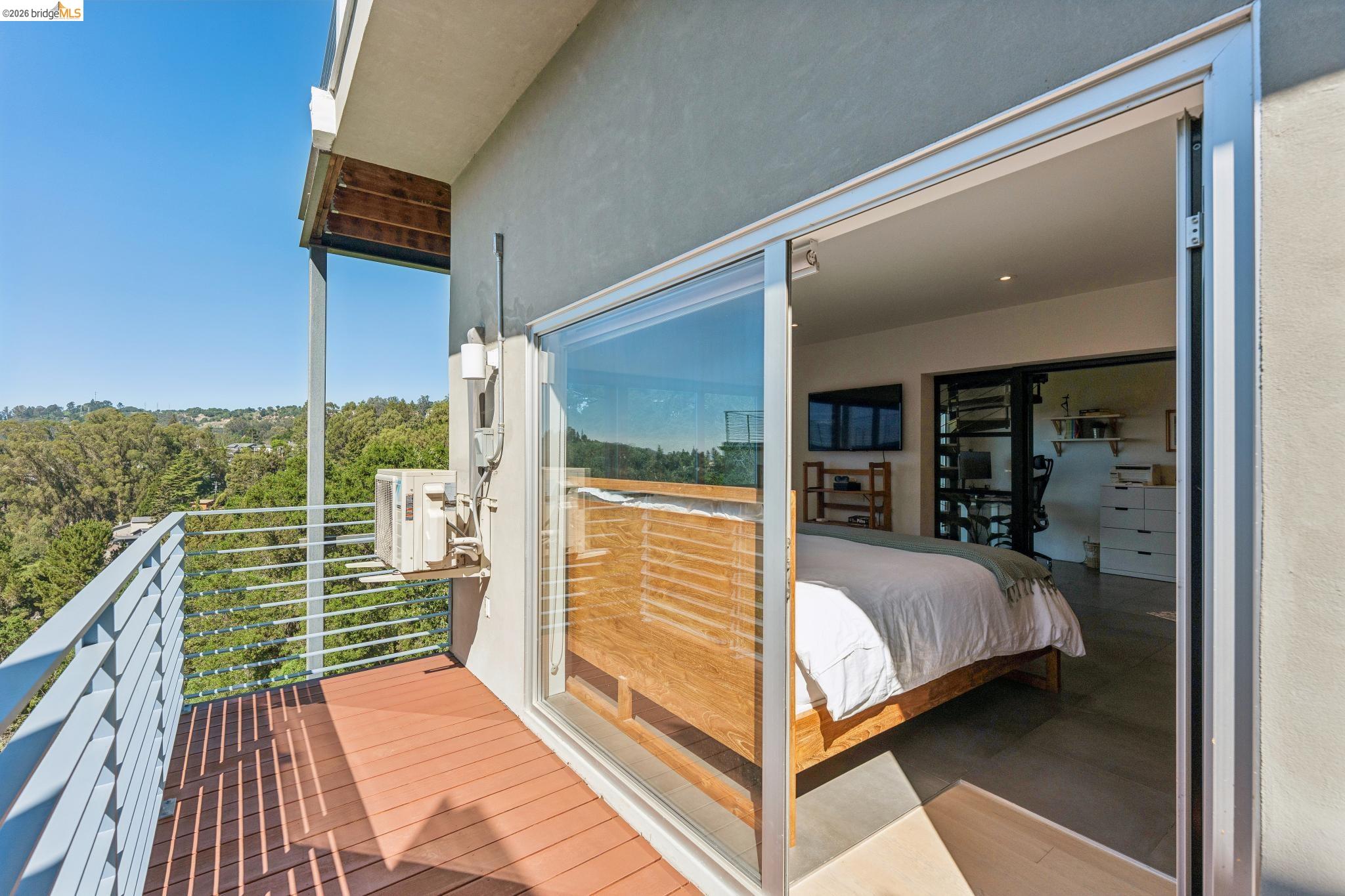 Detail Gallery Image 33 of 57 For 6733 Snake Rd, Oakland,  CA 94611 - 3 Beds | 2 Baths