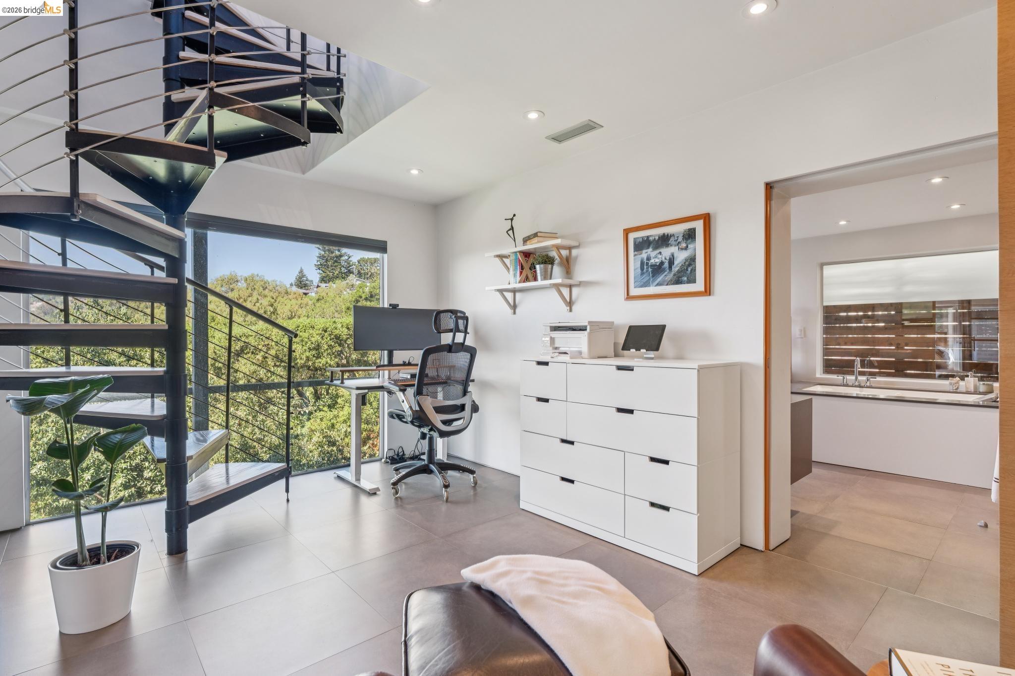 Detail Gallery Image 34 of 57 For 6733 Snake Rd, Oakland,  CA 94611 - 3 Beds | 2 Baths