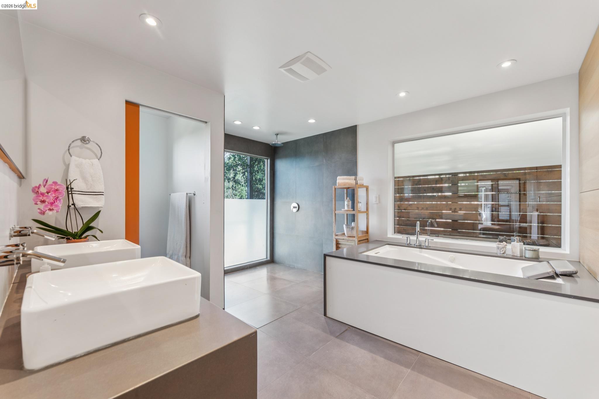 Detail Gallery Image 35 of 57 For 6733 Snake Rd, Oakland,  CA 94611 - 3 Beds | 2 Baths