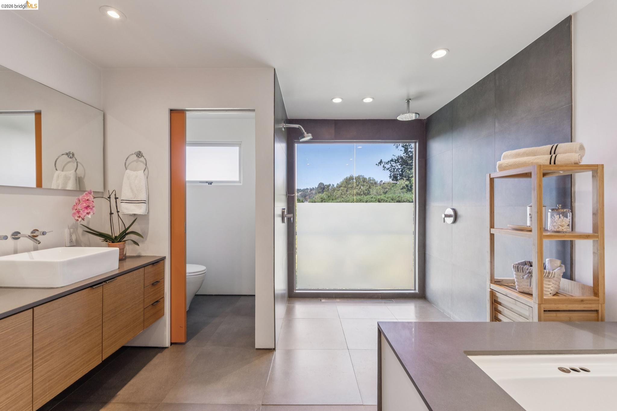 Detail Gallery Image 38 of 57 For 6733 Snake Rd, Oakland,  CA 94611 - 3 Beds | 2 Baths