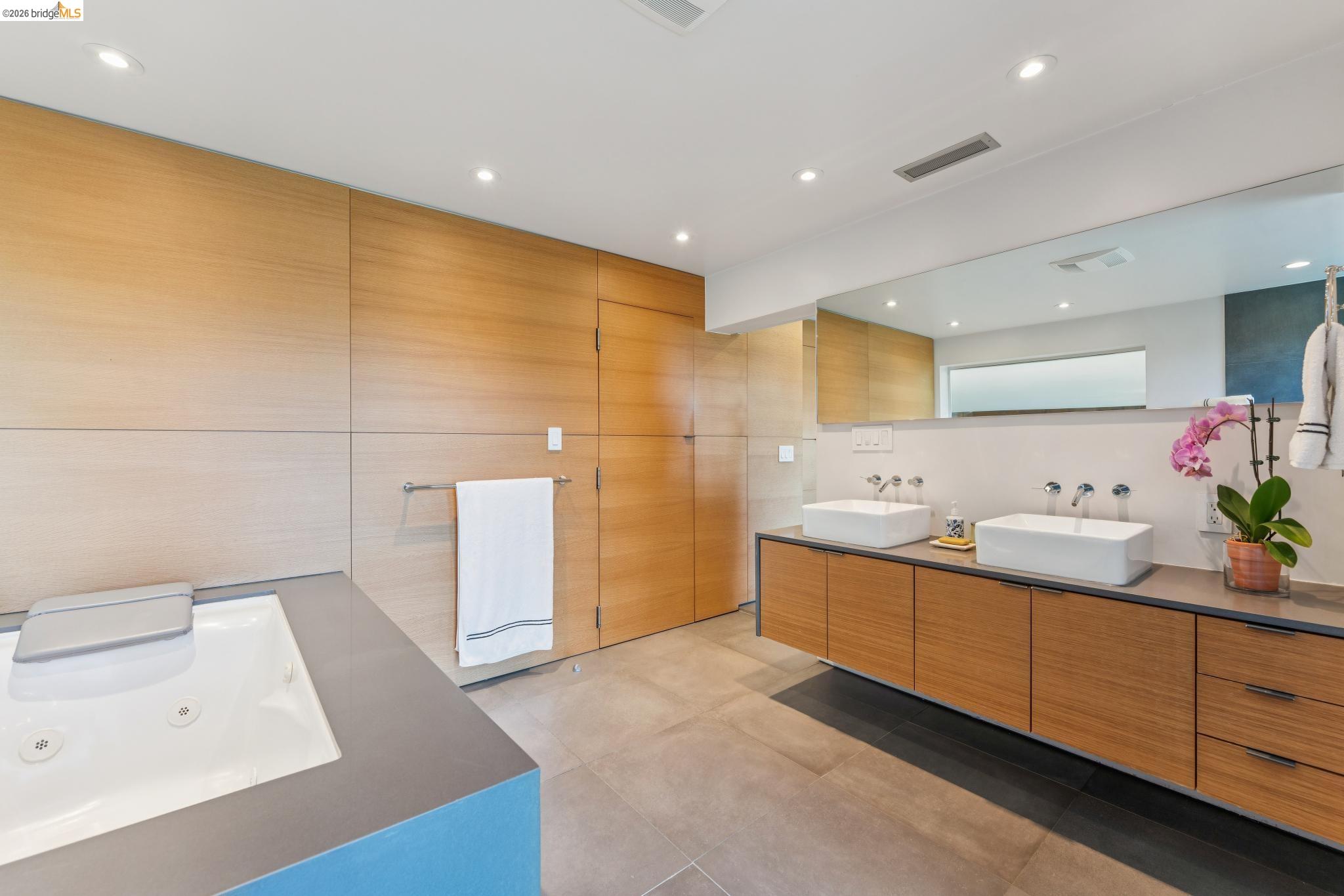 Detail Gallery Image 39 of 57 For 6733 Snake Rd, Oakland,  CA 94611 - 3 Beds | 2 Baths