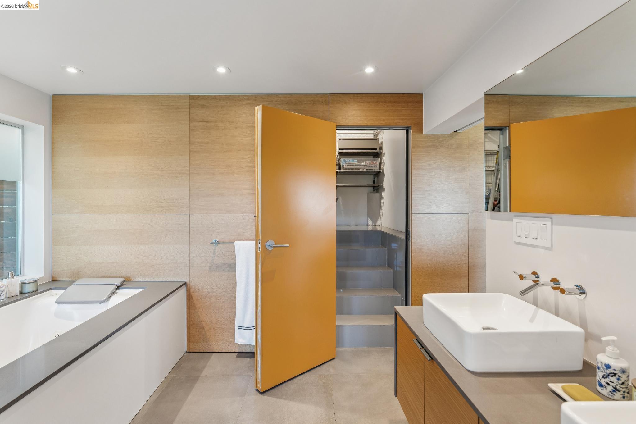 Detail Gallery Image 40 of 57 For 6733 Snake Rd, Oakland,  CA 94611 - 3 Beds | 2 Baths