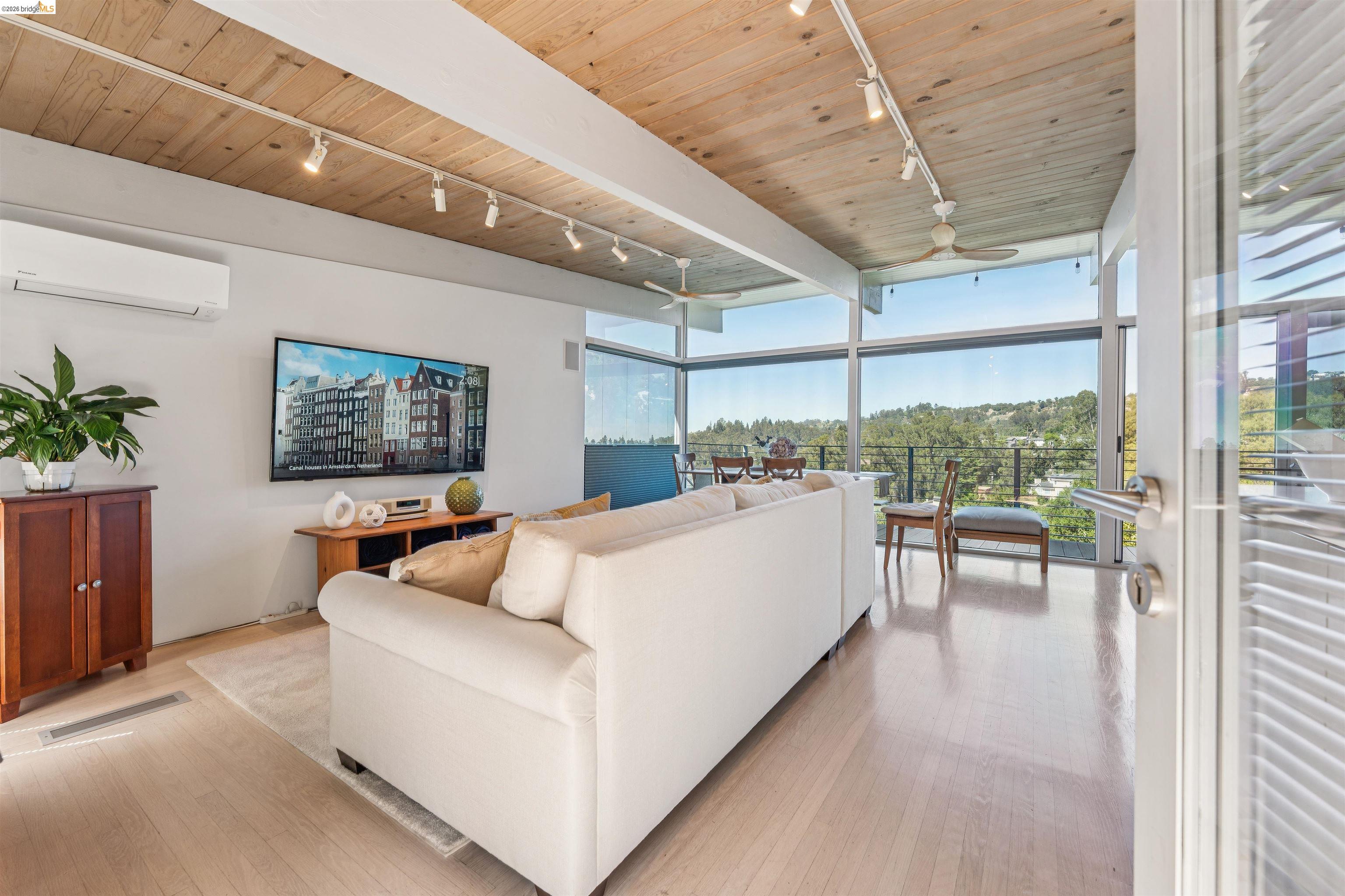 Detail Gallery Image 5 of 57 For 6733 Snake Rd, Oakland,  CA 94611 - 3 Beds | 2 Baths