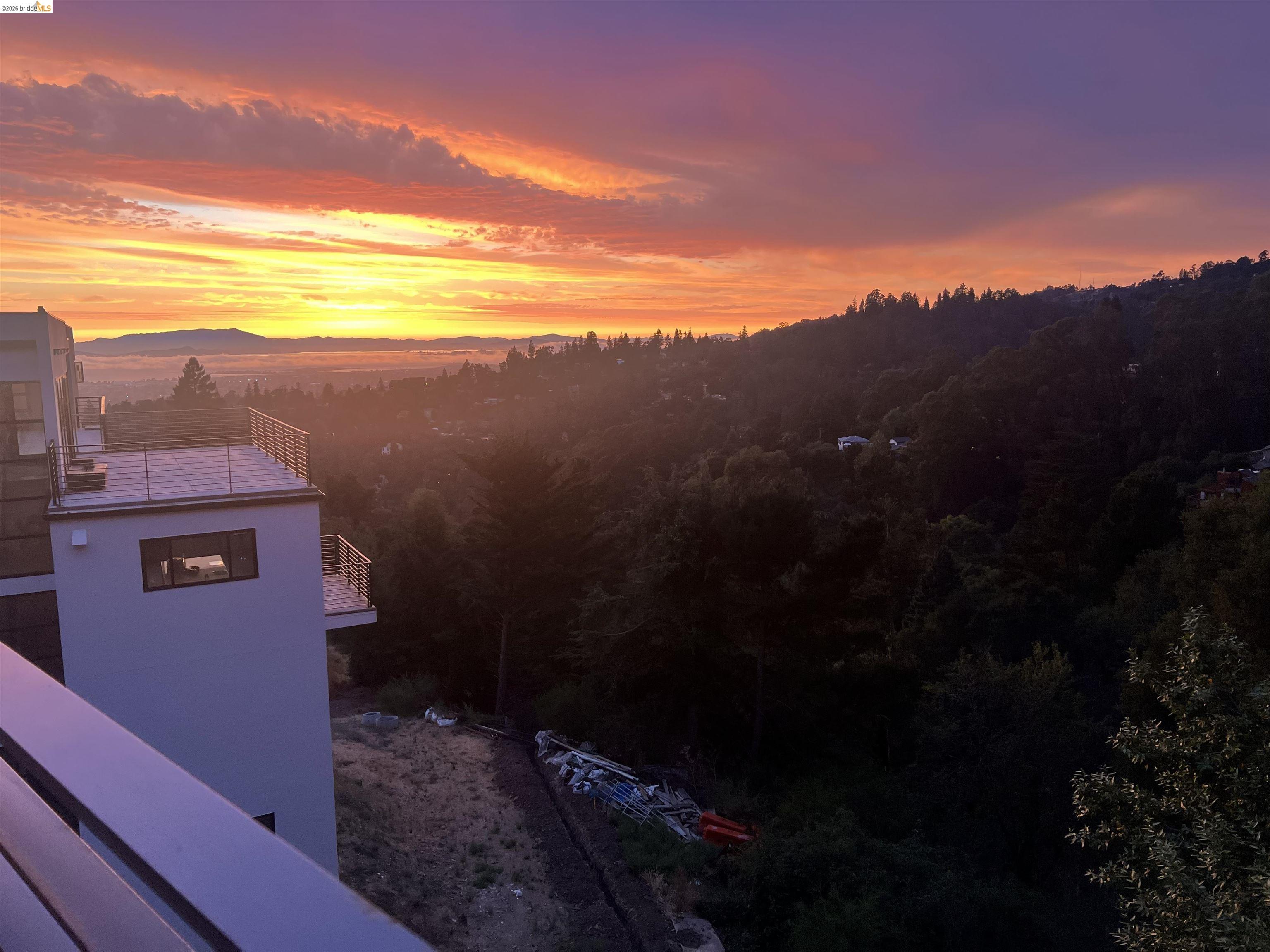 Detail Gallery Image 47 of 57 For 6733 Snake Rd, Oakland,  CA 94611 - 3 Beds | 2 Baths