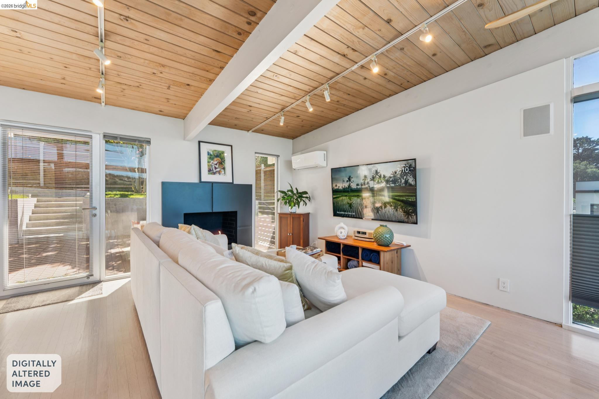 Detail Gallery Image 6 of 57 For 6733 Snake Rd, Oakland,  CA 94611 - 3 Beds | 2 Baths