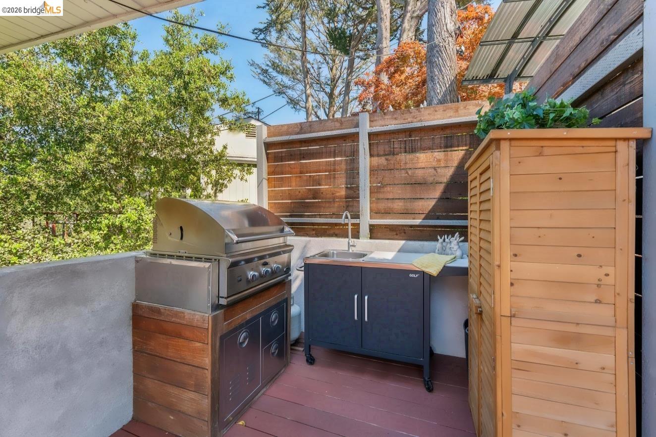 Detail Gallery Image 51 of 57 For 6733 Snake Rd, Oakland,  CA 94611 - 3 Beds | 2 Baths