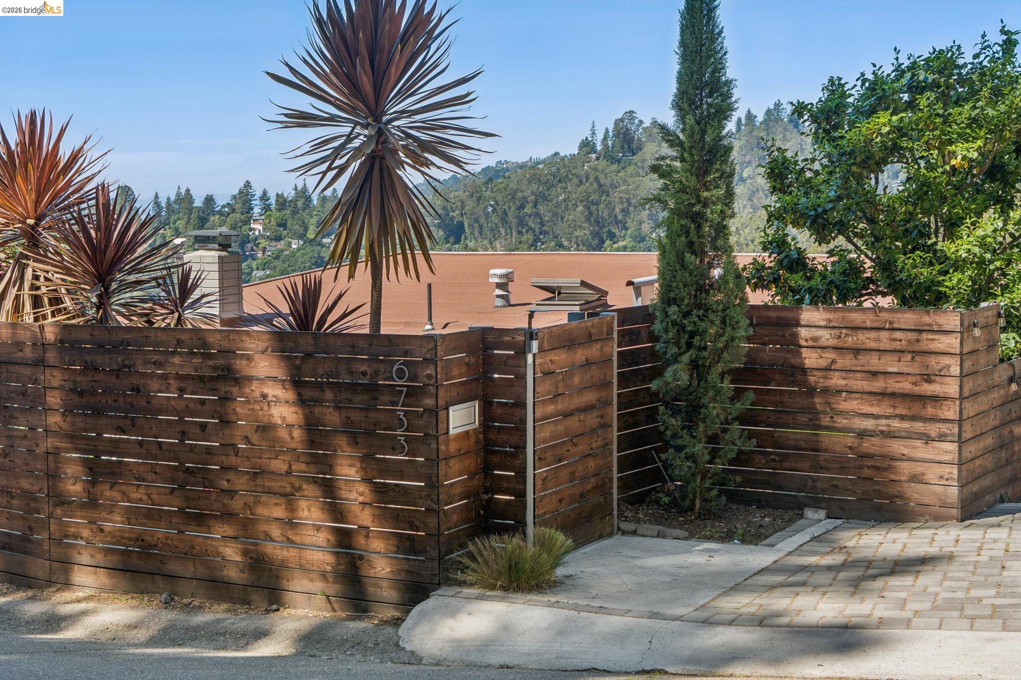 Detail Gallery Image 53 of 57 For 6733 Snake Rd, Oakland,  CA 94611 - 3 Beds | 2 Baths