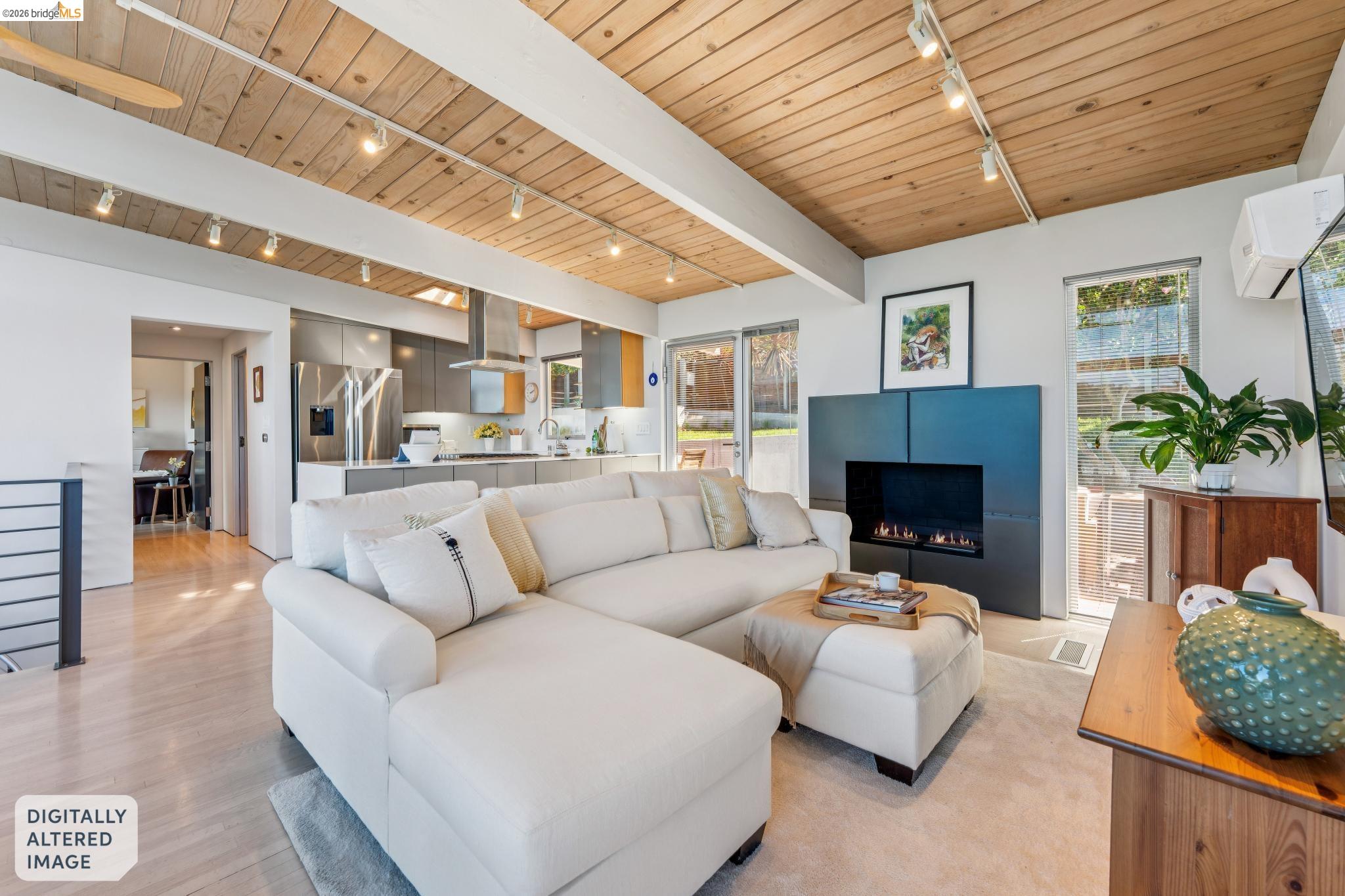 Detail Gallery Image 8 of 57 For 6733 Snake Rd, Oakland,  CA 94611 - 3 Beds | 2 Baths