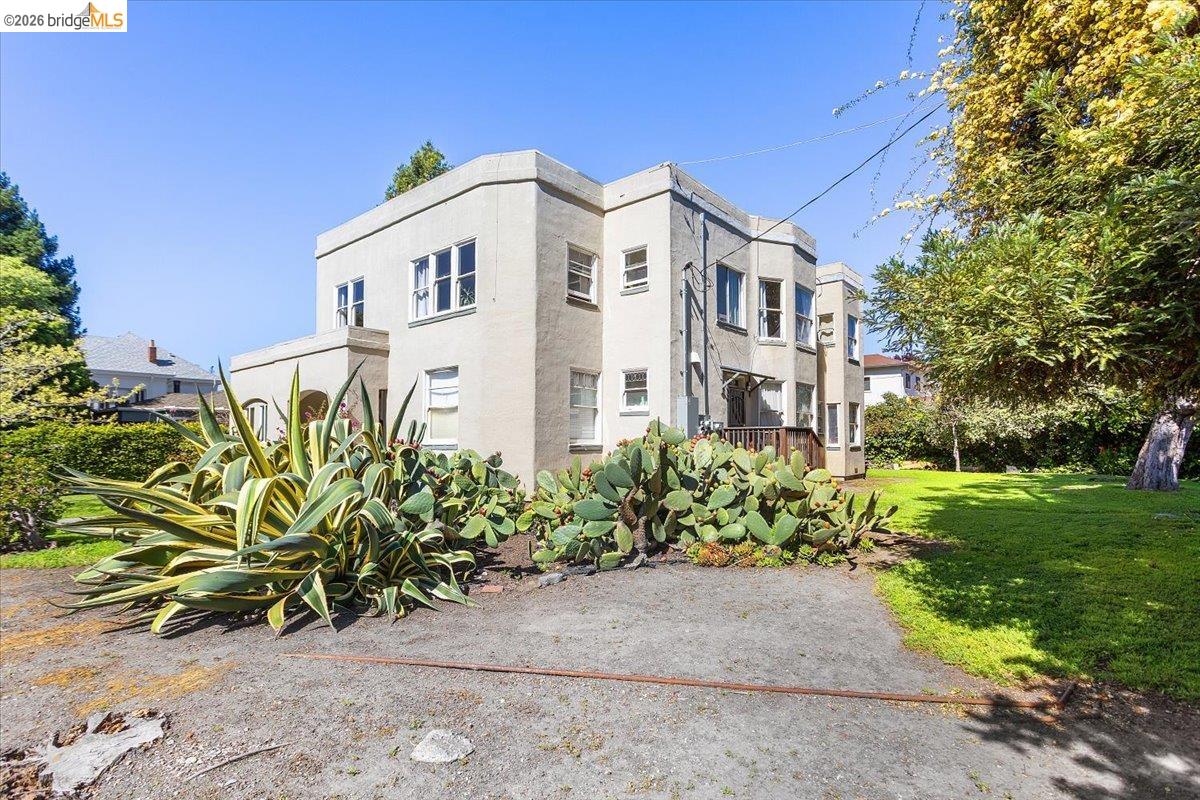 Detail Gallery Image 4 of 24 For 1036 60th Street, Oakland,  CA 94608 - – Beds | – Baths