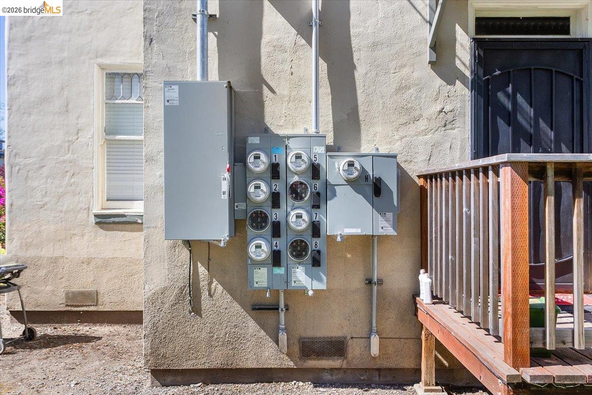 Detail Gallery Image 6 of 24 For 1036 60th Street, Oakland,  CA 94608 - – Beds | – Baths