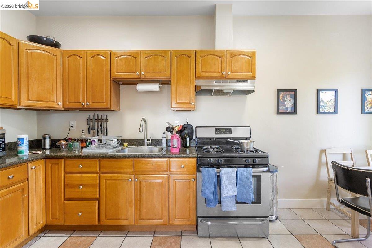 Detail Gallery Image 9 of 24 For 1036 60th Street, Oakland,  CA 94608 - – Beds | – Baths